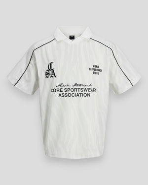 Hvid Jack & Jones T-shirt med zebra-mønster, åben krave, let og stilfuld til forår og sommer.