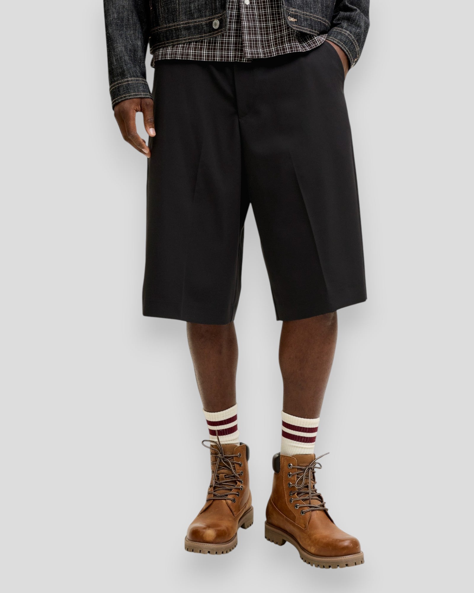 Sort Jack & Jones Towen Toby Chino Shorts i XLNG, vises med lommer og justerbar talje på en model.