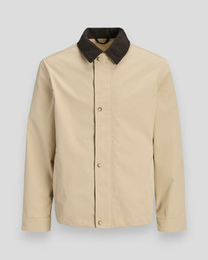 Jack & Jones Wolf Worker jakke i røgfarvet stof med sidelommer og krave, perfekt til forår og sommer.