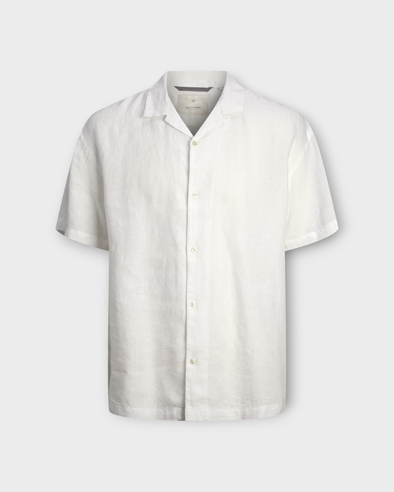 Lawrence Linen Resort Shirt SS LN Bright White fra Jack and Jones. Kortærmet hvid hørskjorte ti mænd. Her set forfra.