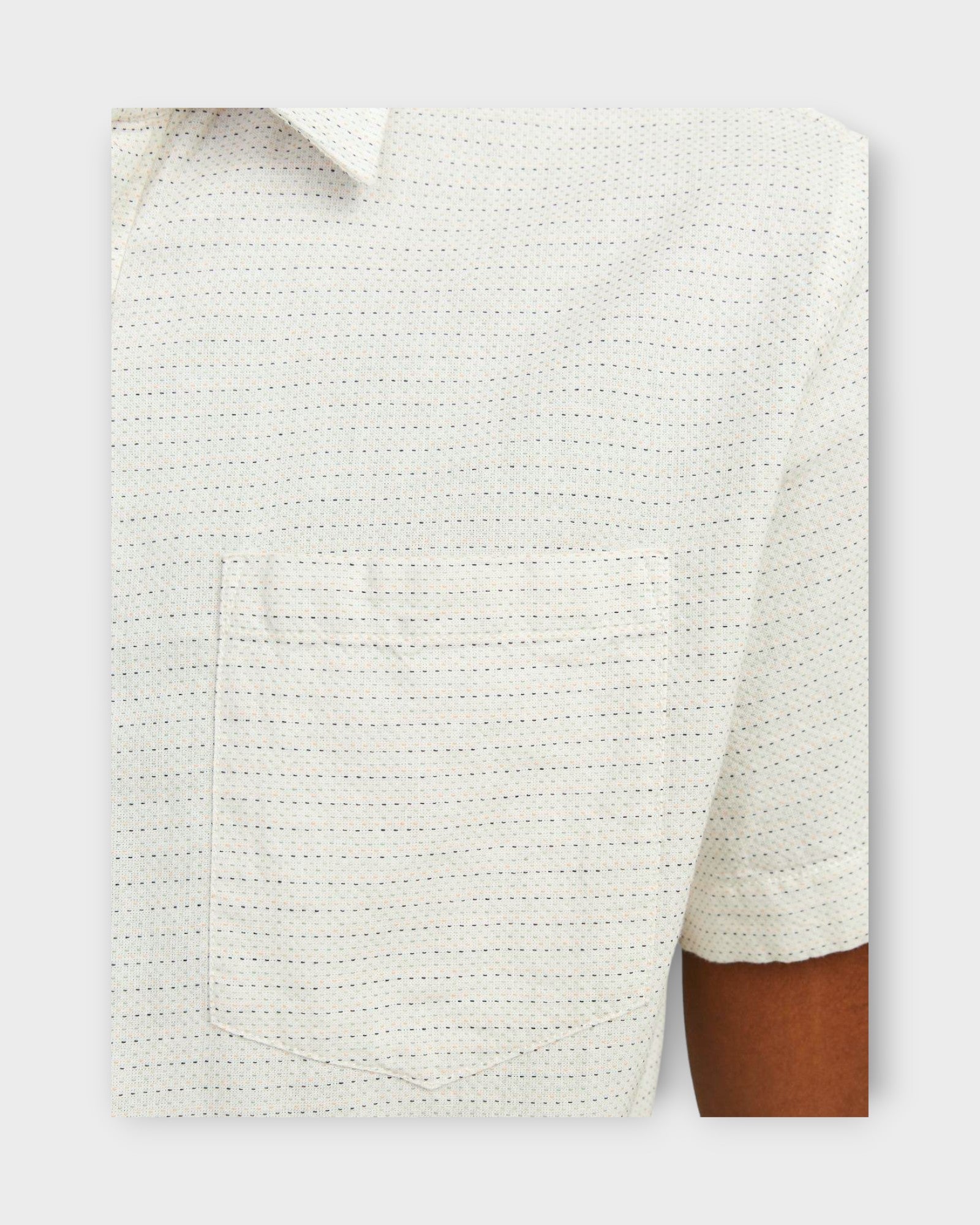Abel Shirt Short Sleeve Cloud Dancer fra Jack And Jones. Korærmet skjorte til mænd. Her ses den i closeup ved brystlommen.