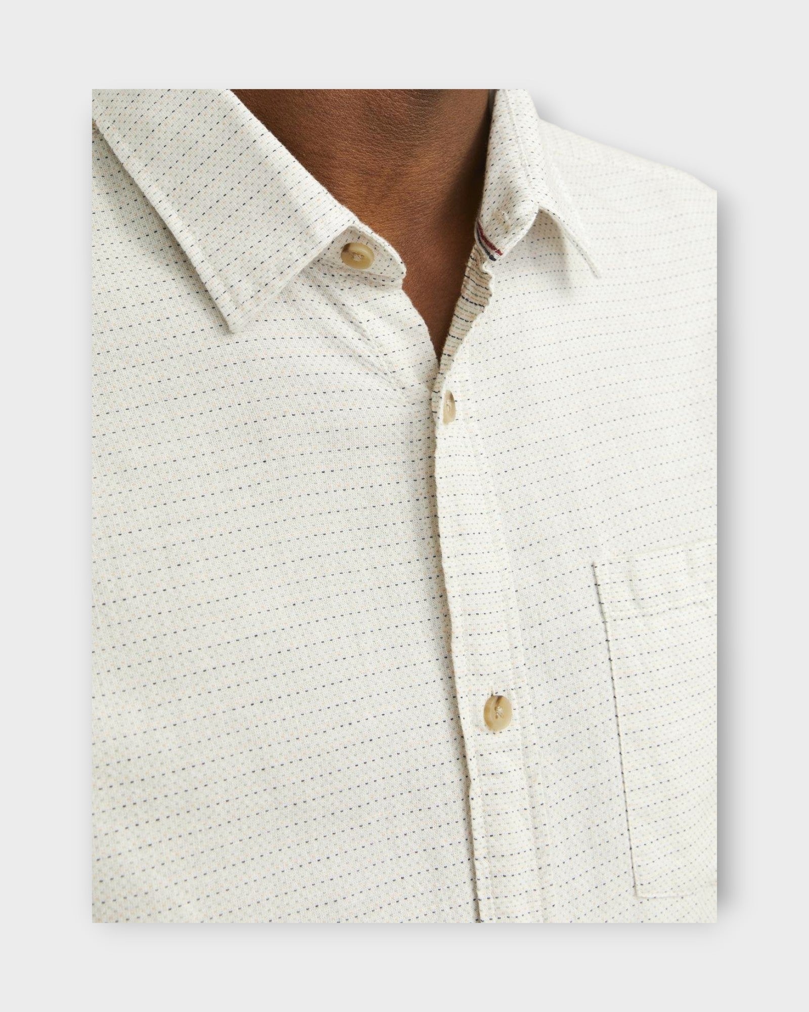 Abel Shirt Short Sleeve Cloud Dancer fra Jack And Jones. Korærmet skjorte til mænd. Her ses den i closeup på model.