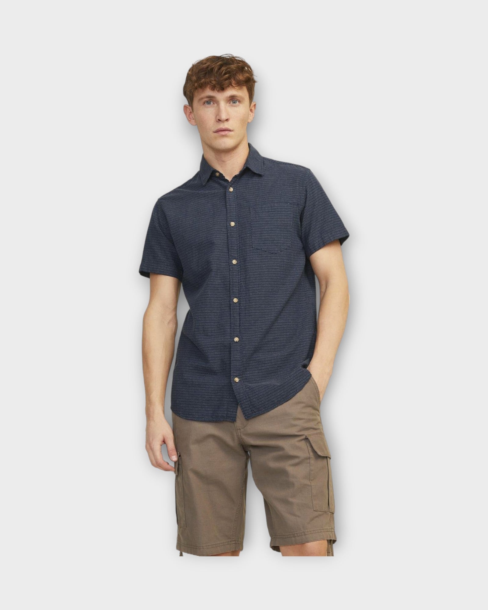 Abel Shirt Short Sleeve Navy Blazer fra Jack and Jones. Kortærmet mørke blå herre skjorte. Her set på model forfra.