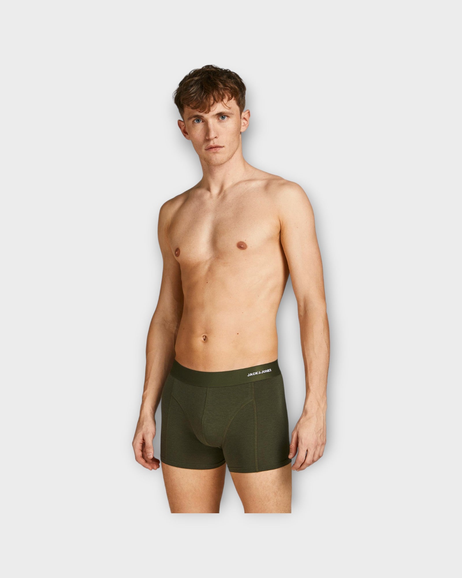 Basic Bamboo Trunks 6 Pack Forest Night fra Jack and Jones. Bambus tights til mænd i en 6 pak. Her ses den grønne på model.