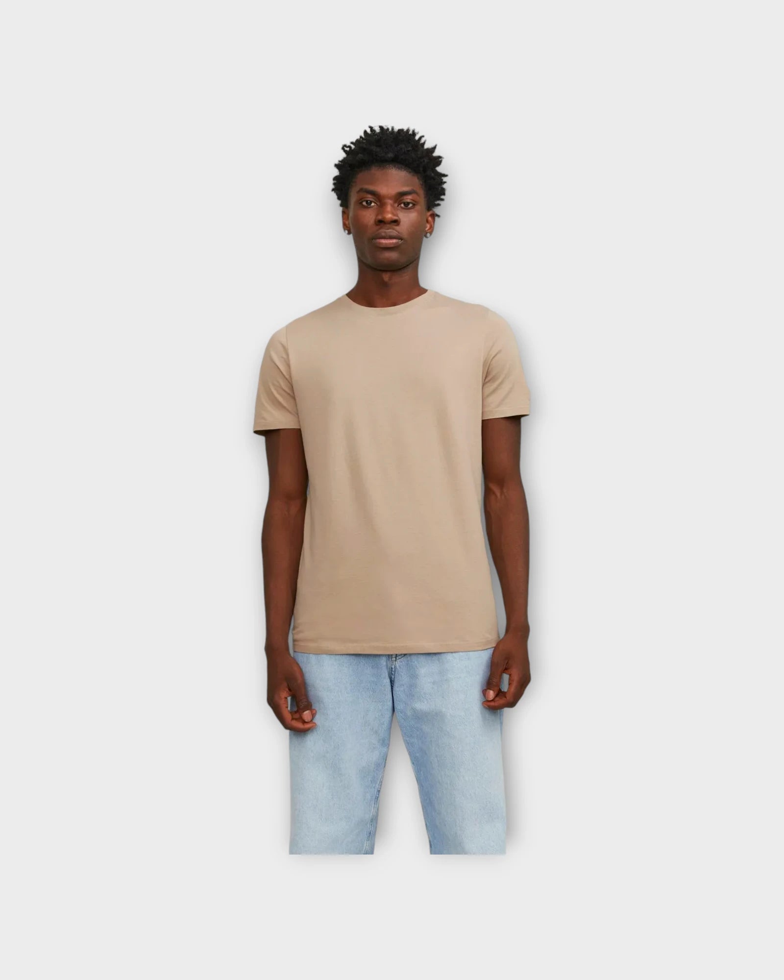 Basic Tee SS O neck Crokery - Basic Sandfarvet Jack & Jones Herre T-shirt. Her set på model i closeup.