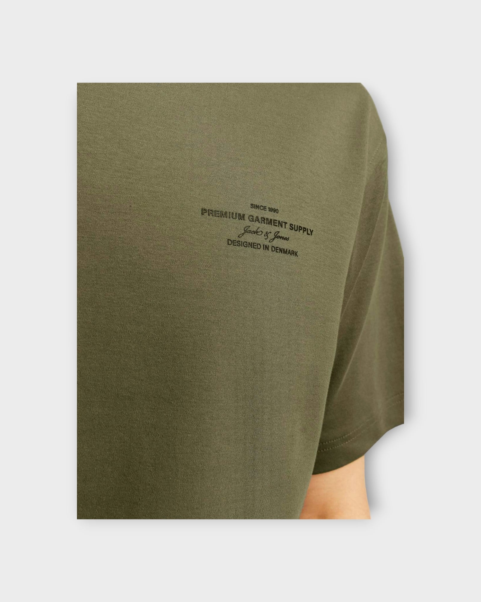 Blachad Branding SS Crew Neck Tee Sea Turtle - army grøn Jack and Jones T-shirt til Mænd. Her ses logo printet.