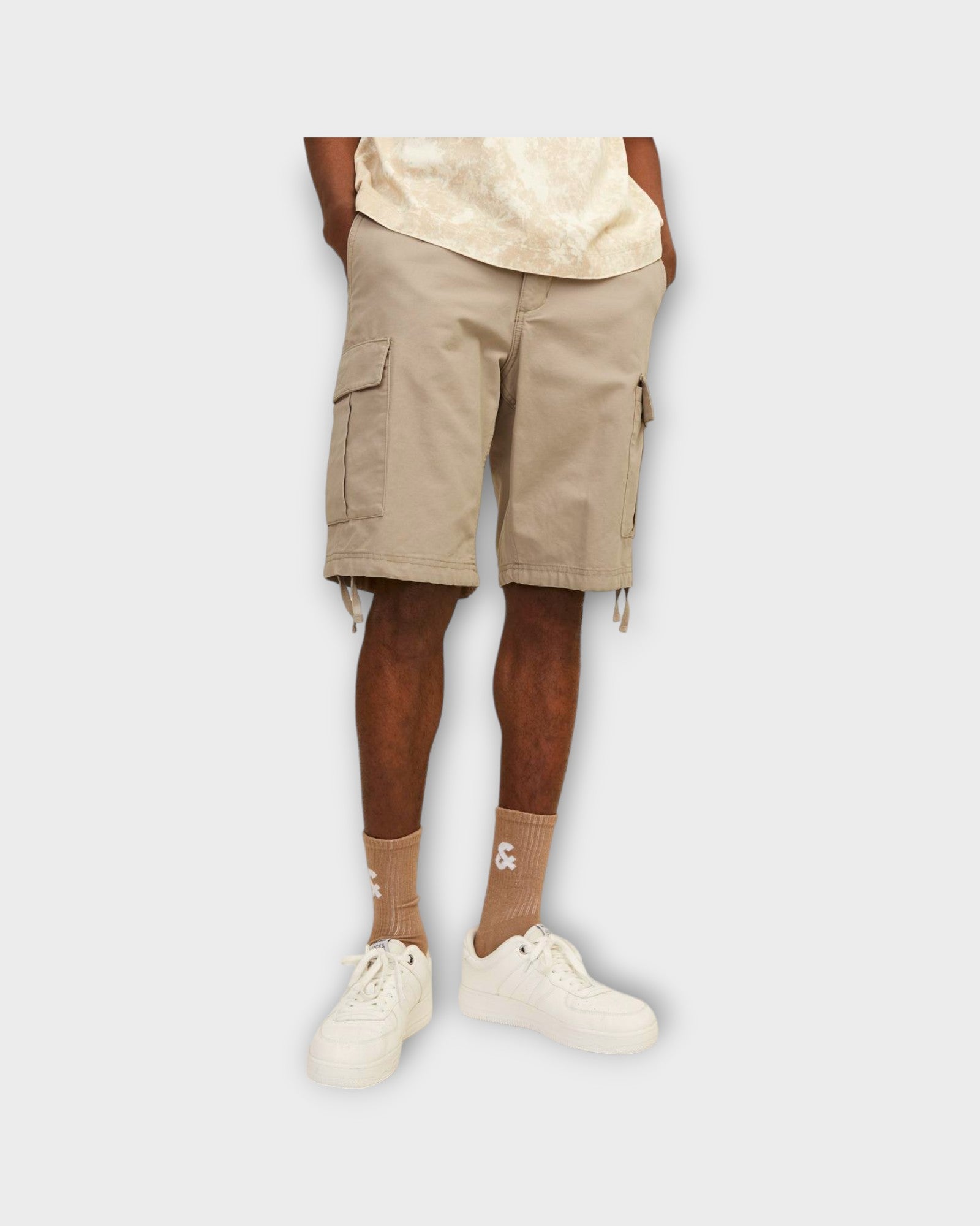 Cole Barkley Cargo Shorts Crockery fra Jack and Jones. Sandfarvet cargo shorts til mænd. Her set på model i closeup.