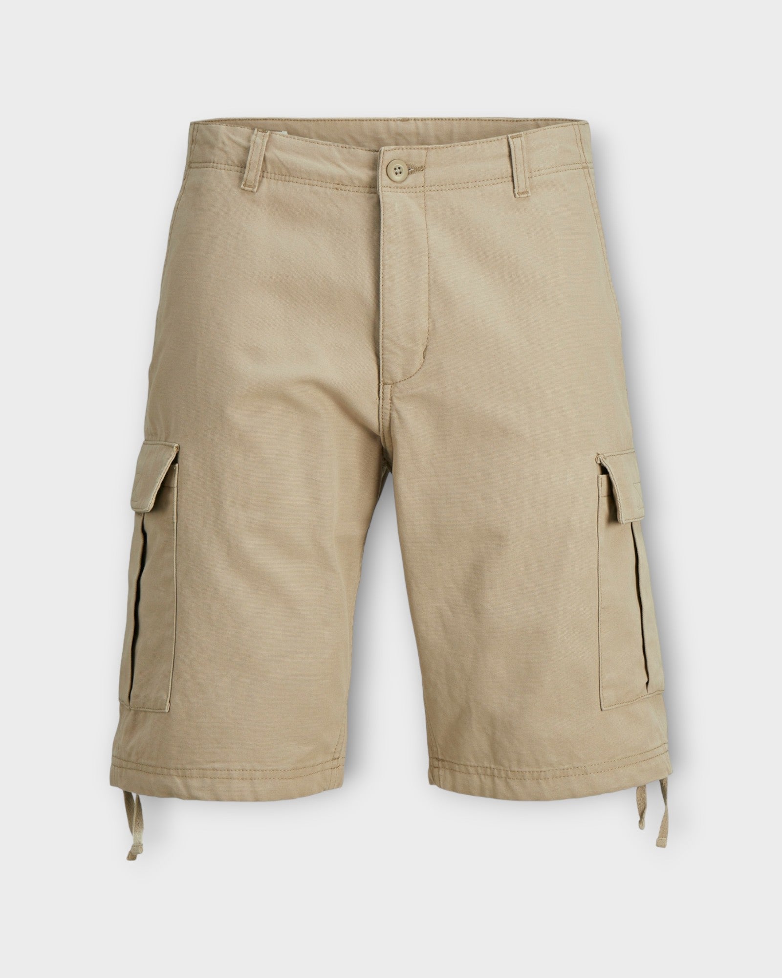 Cole Barkley Cargo Shorts Crockery fra Jack and Jones. Sandfarvet cargo shorts til mænd. Her set forfra.