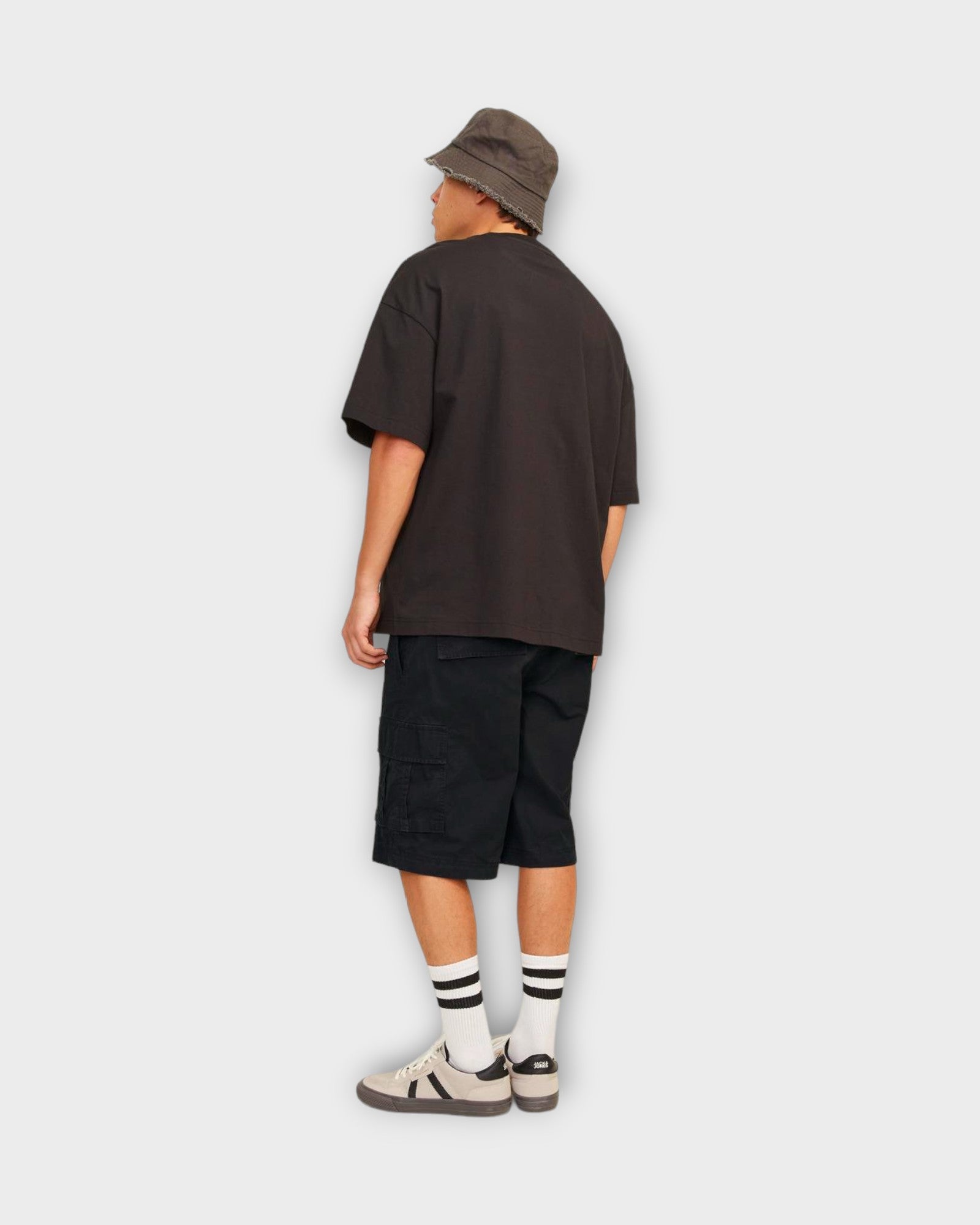 Cole Short Black fra Jack and Jones. Sorte cargo shorts til mænd. Her set på model bagfra.