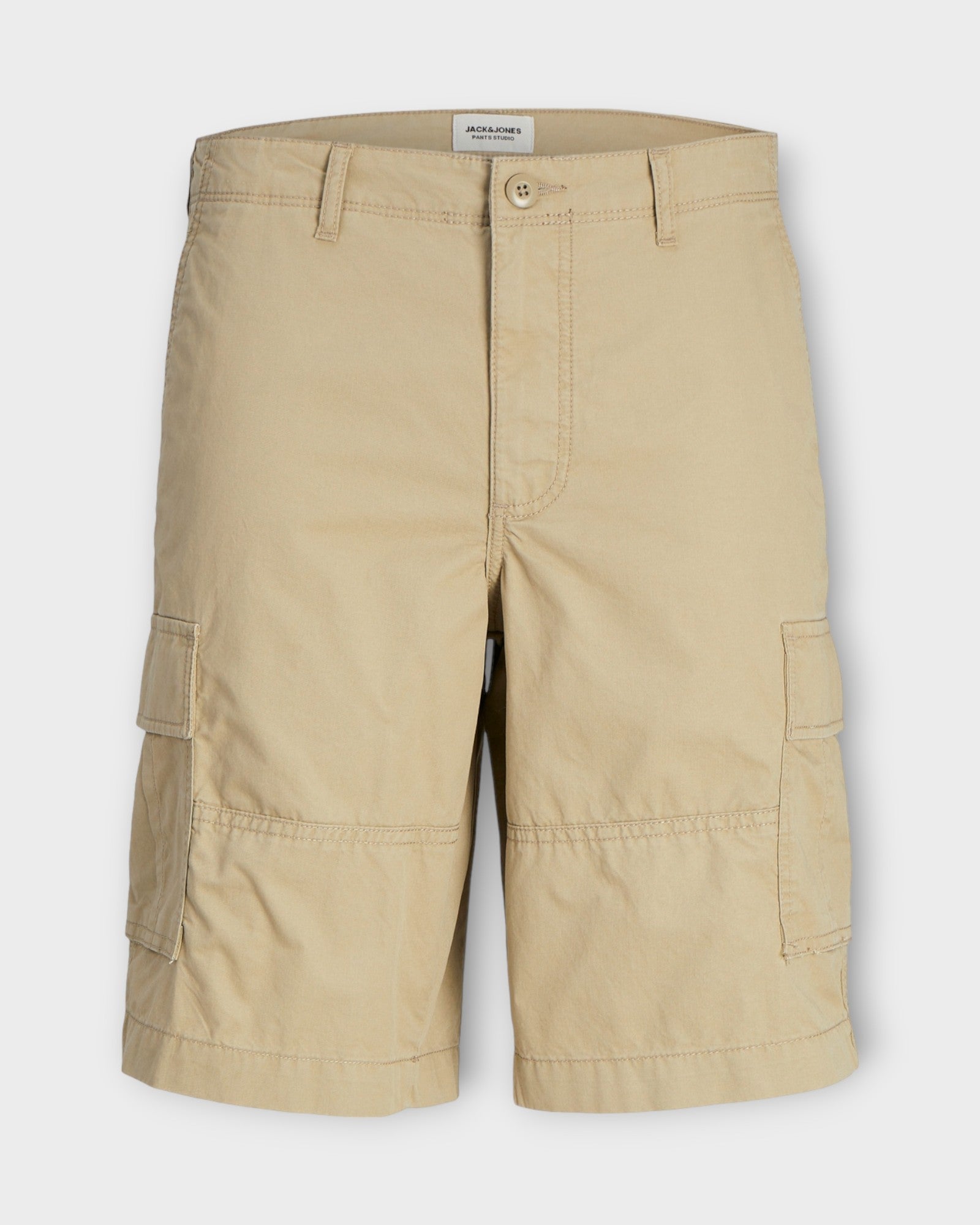 Cole Short Crockery fra Jack and Jones. Sandfarvet cargo shorts til mænd. Her set forfra.