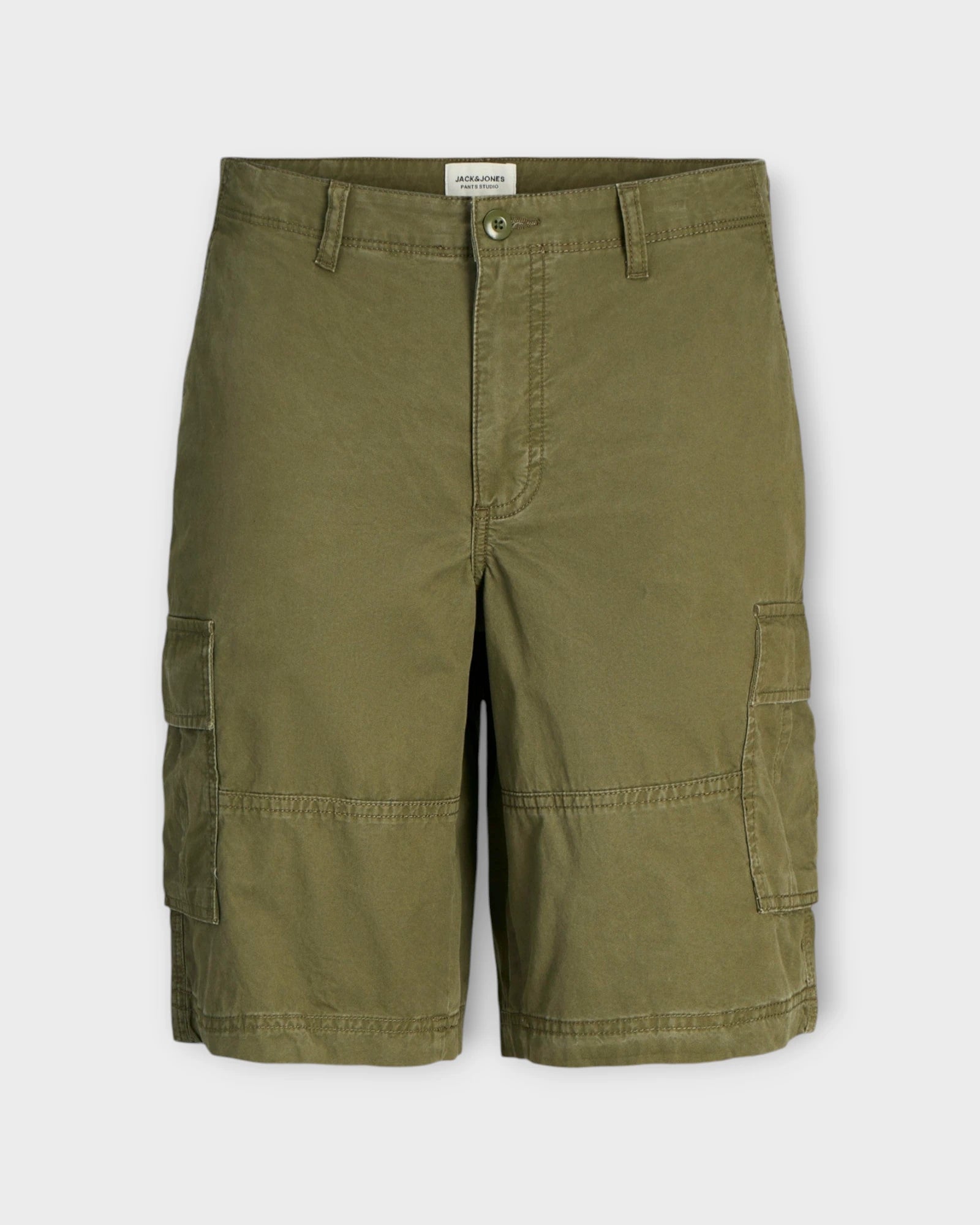 Cole Short Olive Night fra Jack and Jones. Grønne cargo shorts til mænd. Her set forfra.