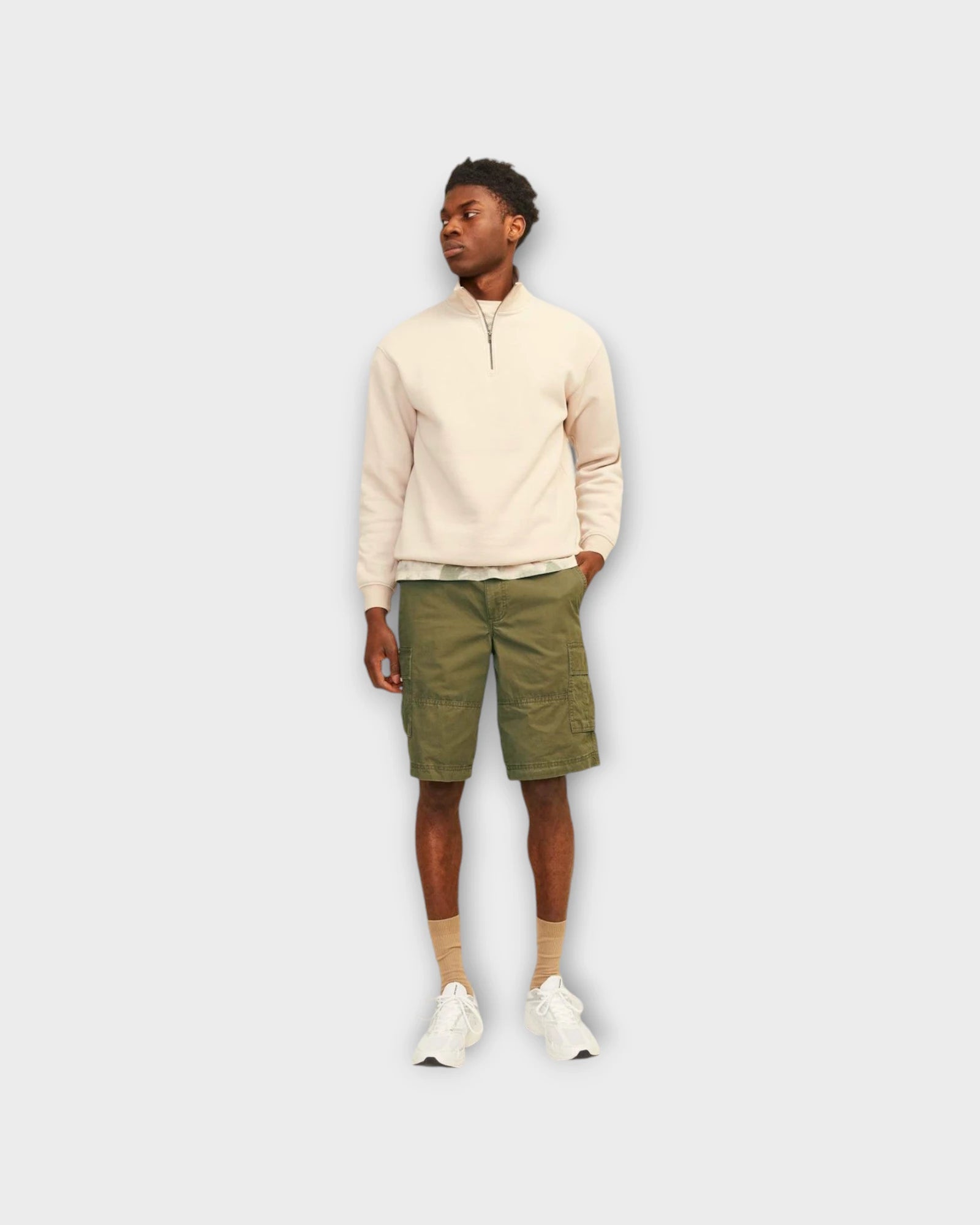 Cole Short Olive Night fra Jack and Jones. Grønne cargo shorts til mænd. Her set på model forfra.