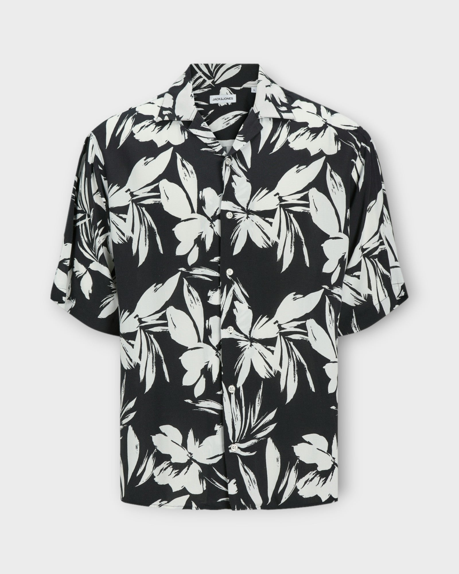 Jeff Resort Shirt Black fra Jack and Jones. Printet sort kortærmet skjorte til mænd. Her set forfra.