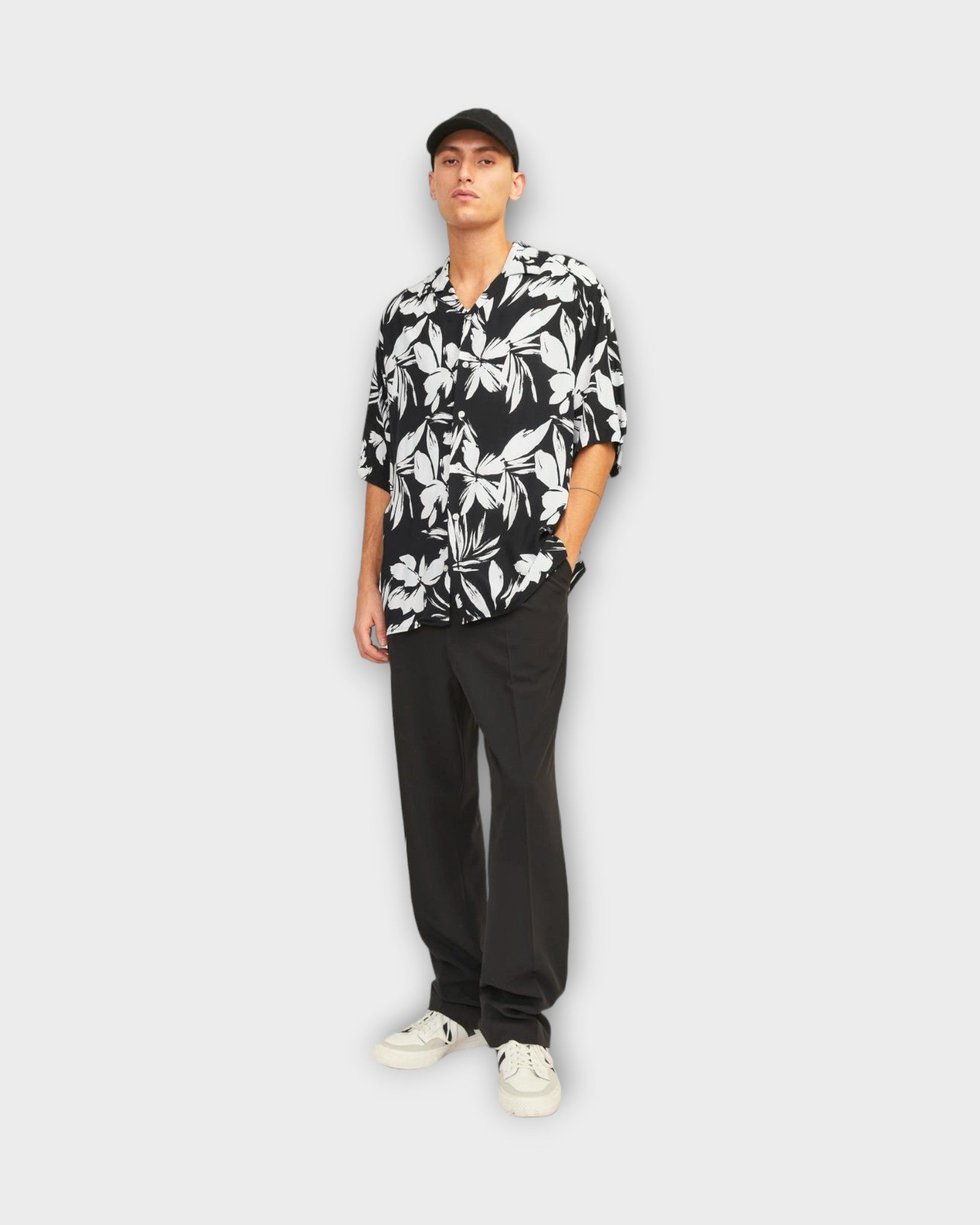 Jeff Resort Shirt Black fra Jack and Jones. Printet sort kortærmet skjorte til mænd. Her set på model forfra.