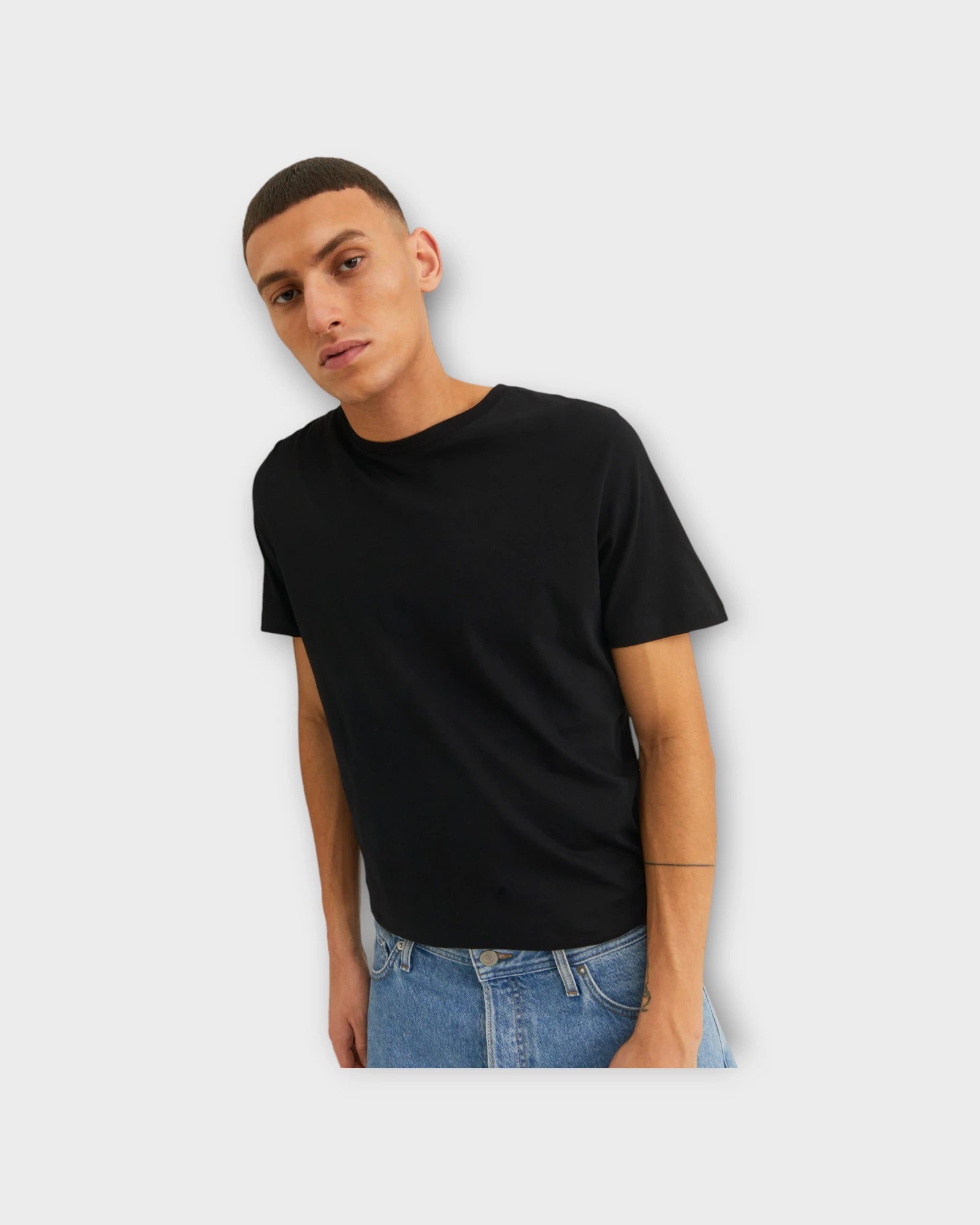 Organic Basic Tee Ss O-neck Black - Sort Jack and Jones Basic Herre T-shirt. Her set på model i closeup.