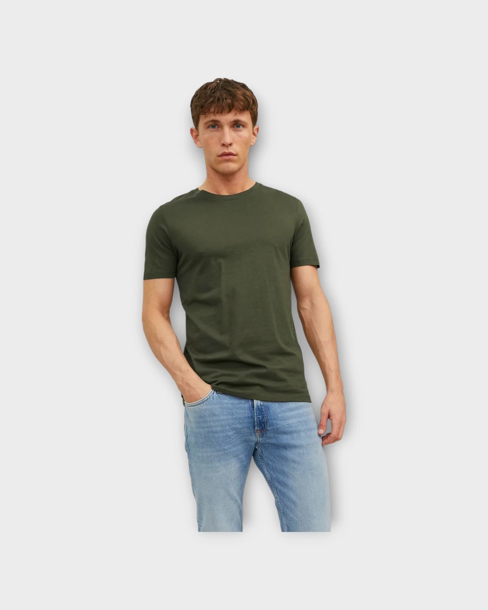 Organic Basic Tee Ss O-neck Olive Night - Army Grøn Jack and Jones T-shirt til Mænd. Her set på model forfra.