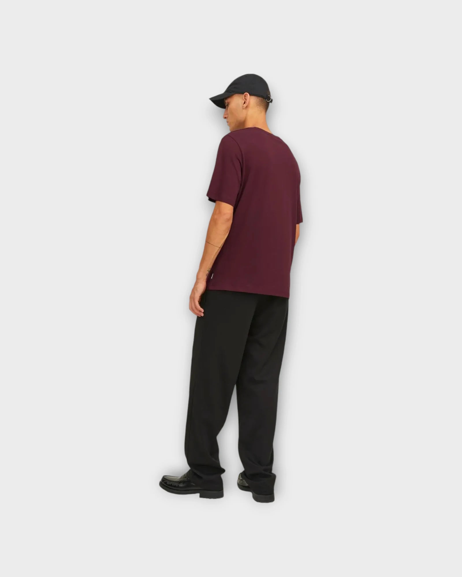 Organic Basic Tee Ss O-neck Port Royal - Bordeaux Jack and Jones Herre T-shirt. Her set på model bagfra.