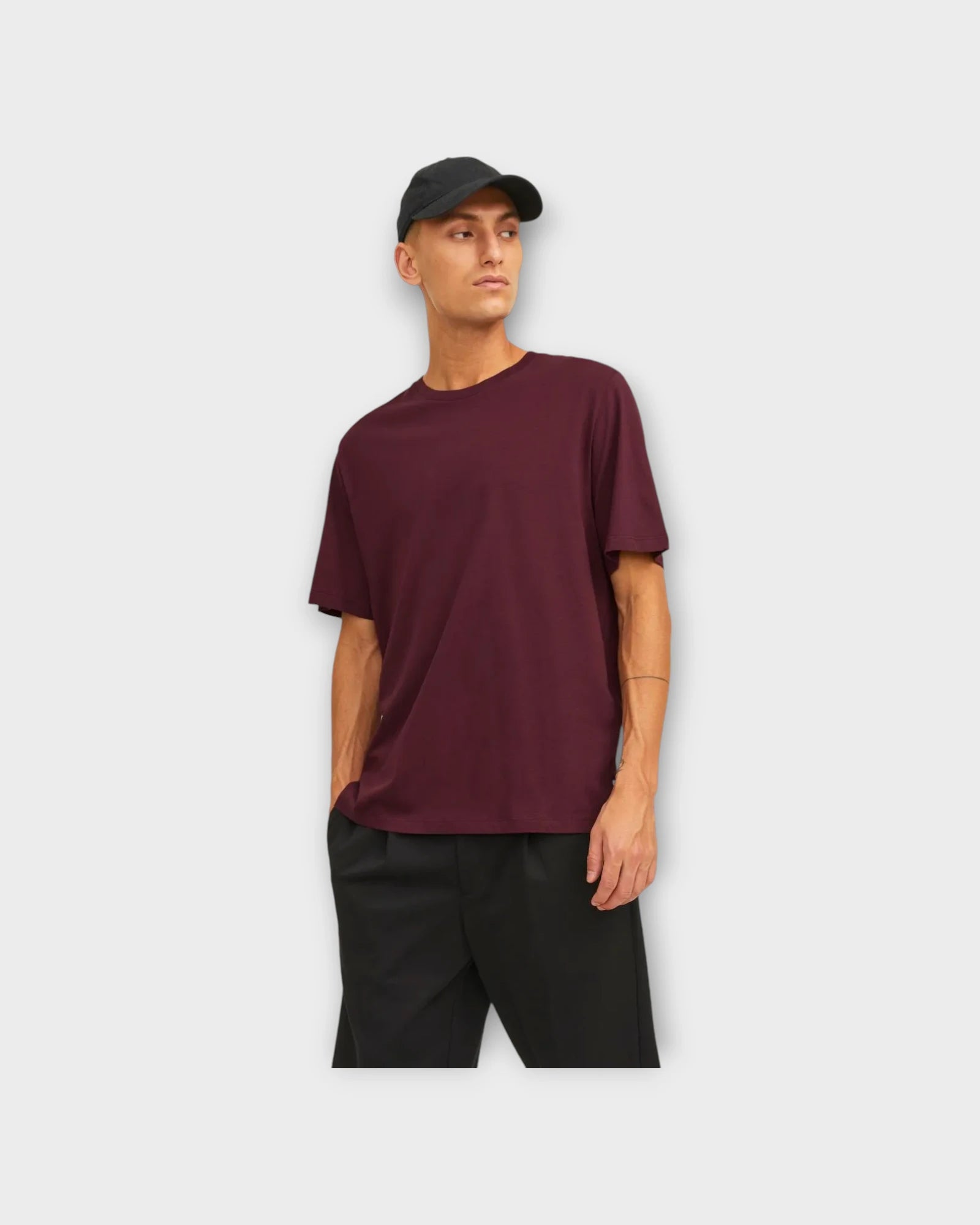 Organic Basic Tee Ss O-neck Port Royal - Bordeaux Jack and Jones Herre T-shirt. Her set på model i closeup.