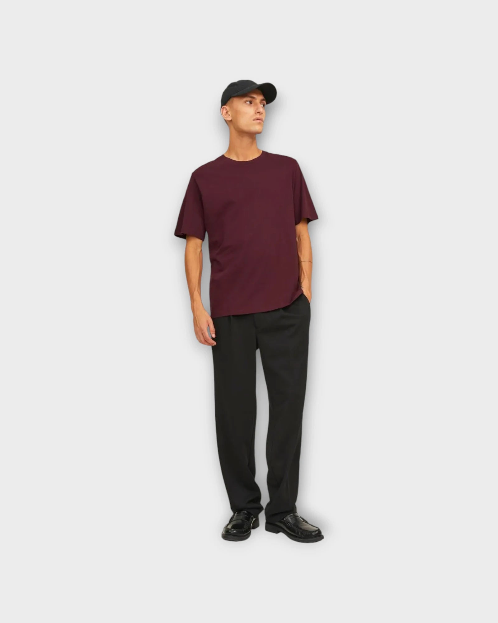 Organic Basic Tee Ss O-neck Port Royal - Bordeaux Jack and Jones Herre T-shirt. Her set på model forfra.