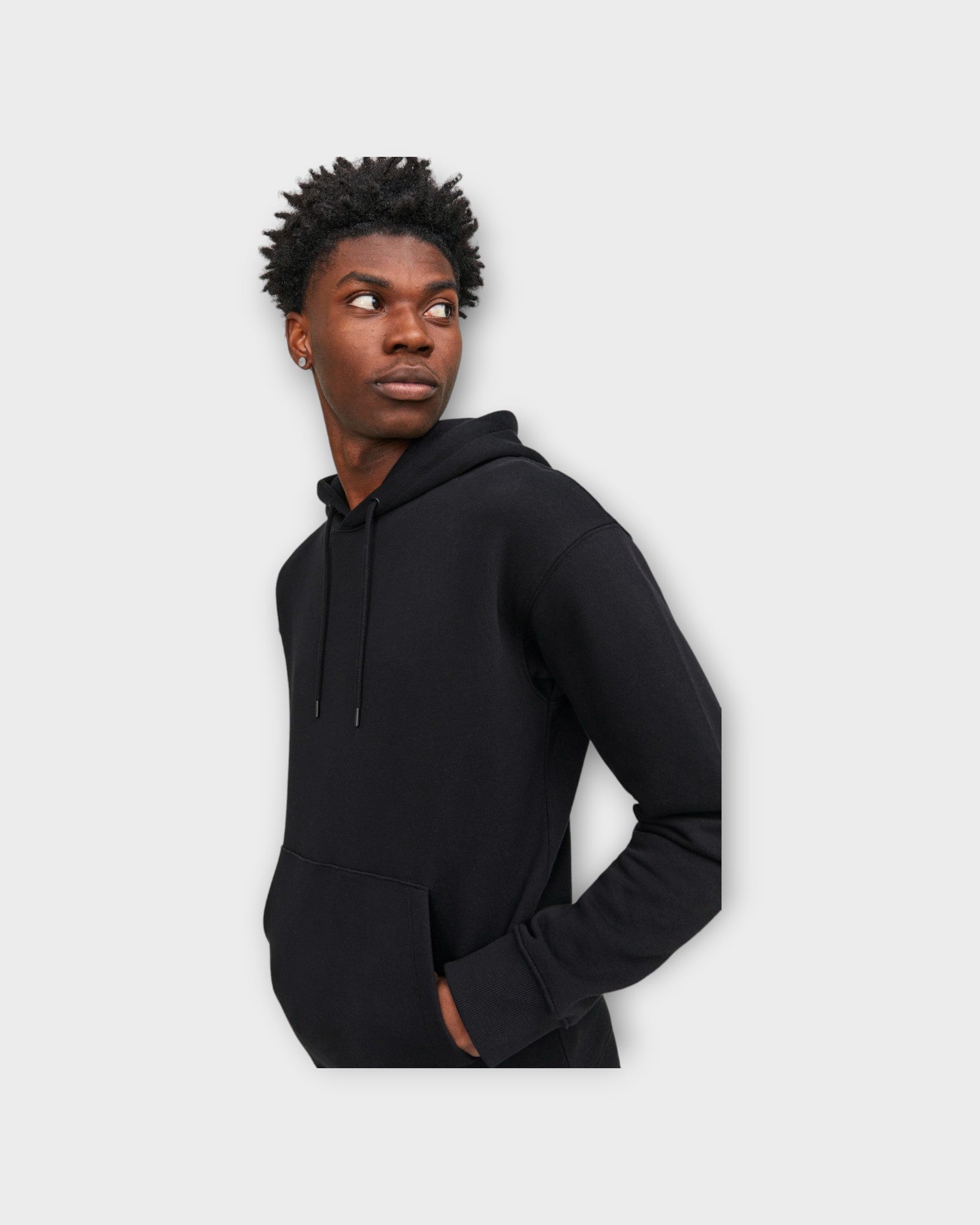 Star Basic Sweat Hood Black. Sort Jack and Jones Hoodie til mænd. Her set på model i closeup.