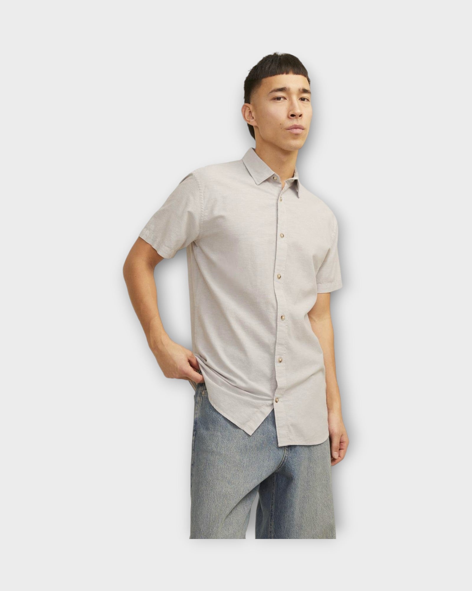 Summer Linen Shirt Crockery fra Jack and Jones. Kortærmet sandfarvet hørskjorte til mænd. Her set på model i closeup.