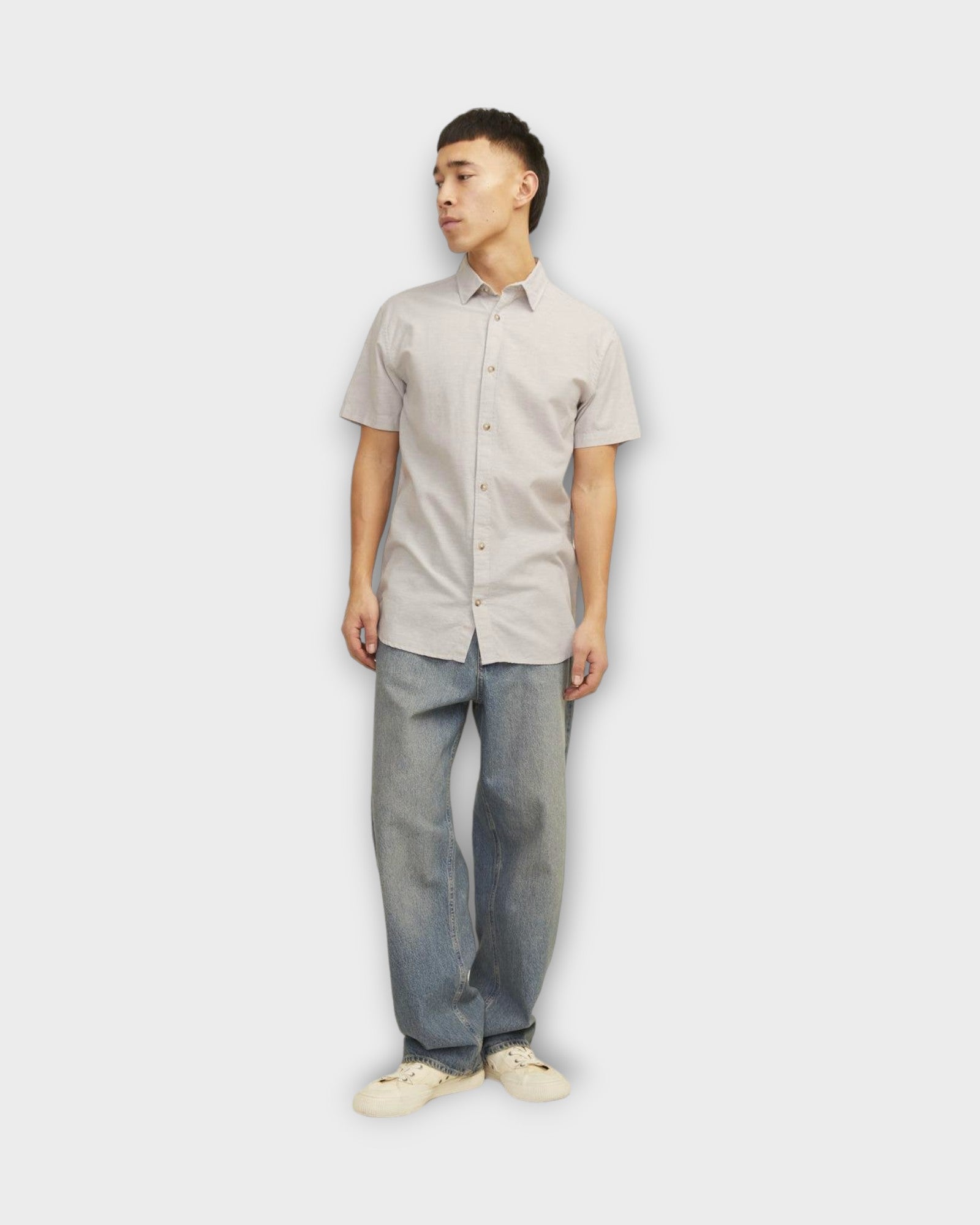 Summer Linen Shirt Crockery fra Jack and Jones. Kortærmet sandfarvet hørskjorte til mænd. Her set på model forfra.