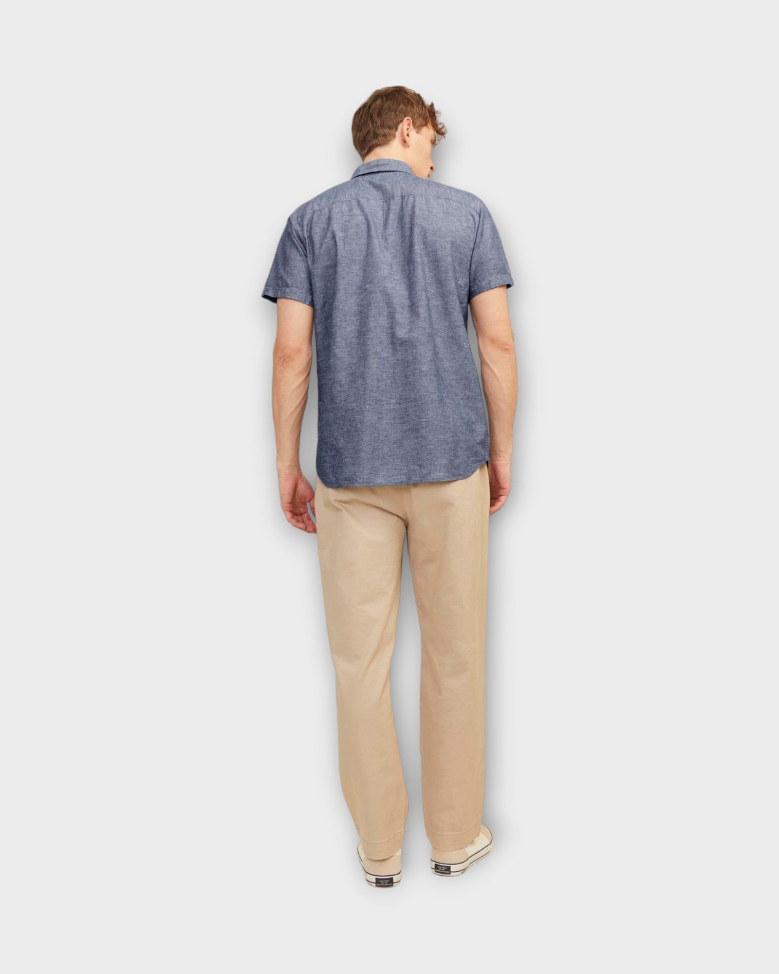 Summer Linen Shirt Faded Denim. Blå melleret kortærmet hørskjorte fra Jack and Jones. Her set på model bagfra.