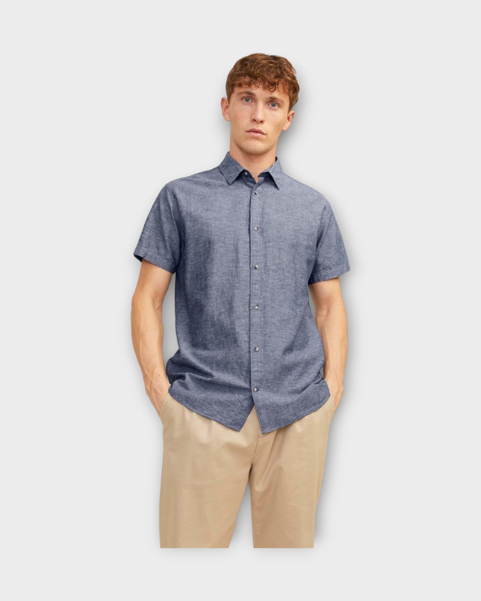 Summer Linen Shirt Faded Denim. Blå melleret kortærmet hørskjorte fra Jack and Jones. Her set på model i closeup