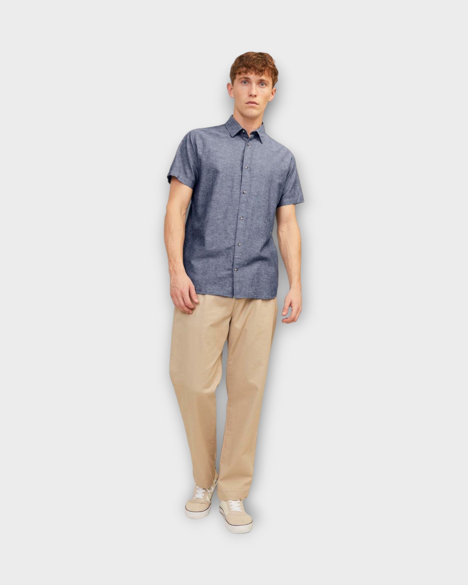 Summer Linen Shirt Faded Denim. Blå melleret kortærmet hørskjorte fra Jack and Jones. Her set på model forfra.