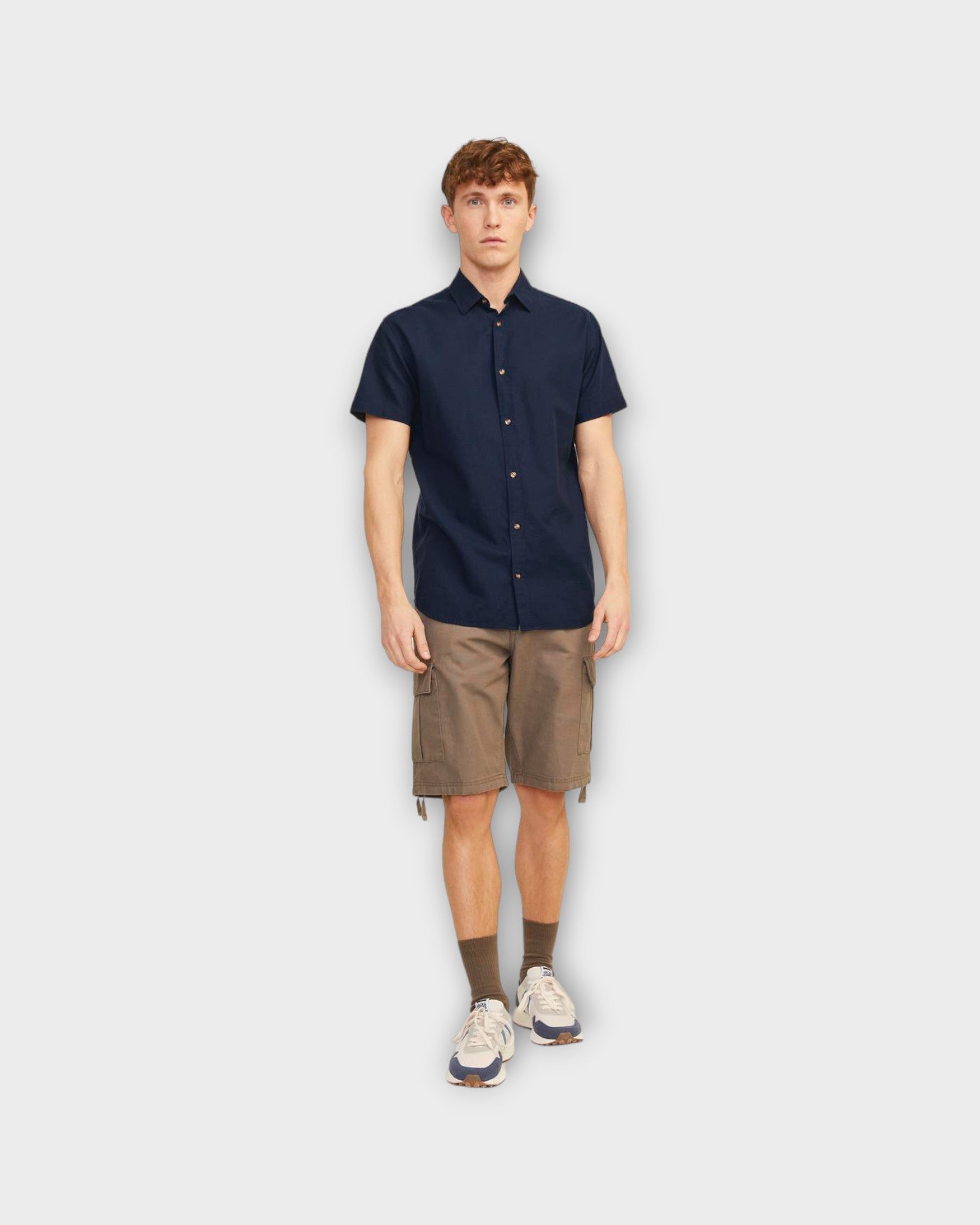 Summer Linen Shirt Navy Blazer fra Jack and Jones. Kortærmet mørkeblå hørskjorte til mænd. Her set på model forfra.
