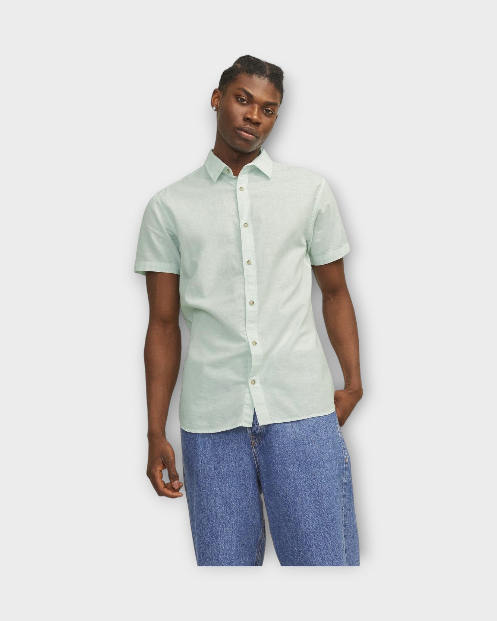 Summer Linen Shirt Soothing Sea fra Jack and Jones. Kortærmet lys grøn hørskjorte til mænd. Her set på model i closeup.