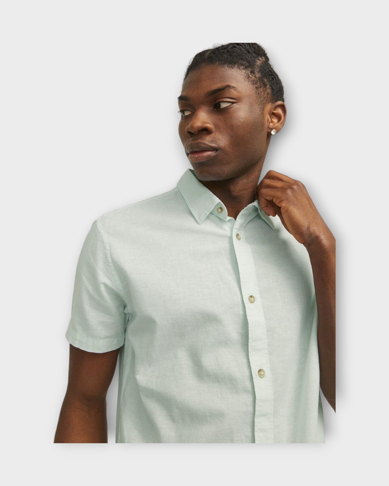 Summer Linen Shirt Soothing Sea fra Jack and Jones. Kortærmet lys grøn hørskjorte til mænd. Her set på model fra siden.