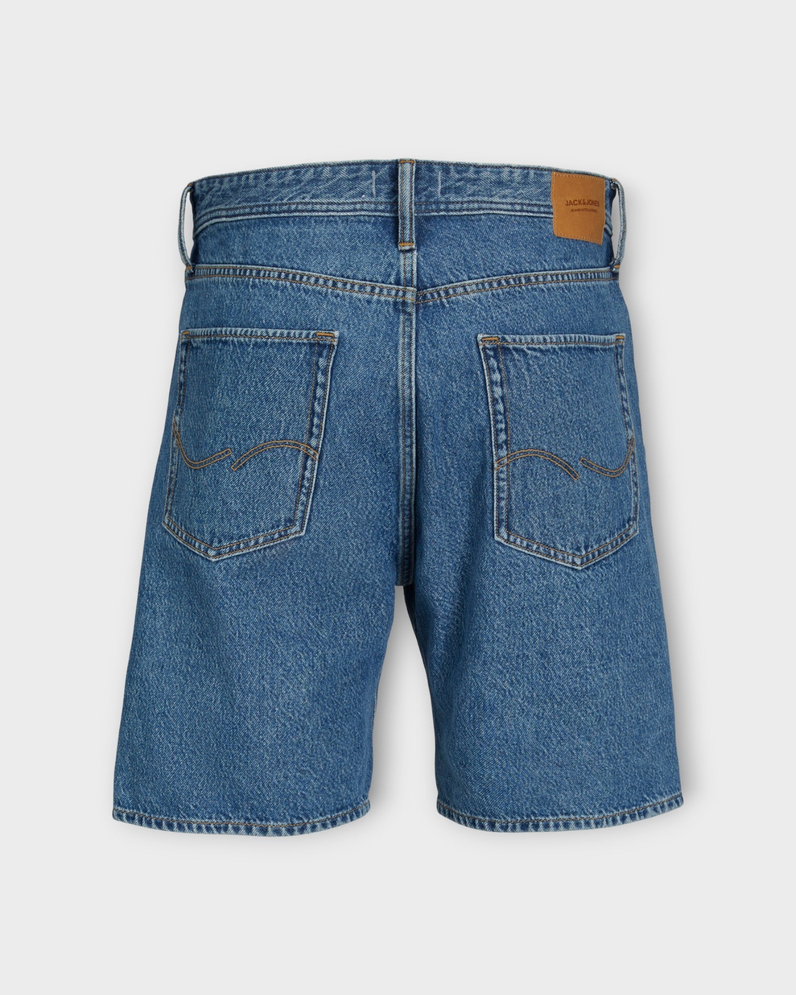 Tony Shorts SBD 301 SN Blue Denim fra Jack and Jones. Mellem blå baggy cowboy shorts til mænd. Her set bagfra.