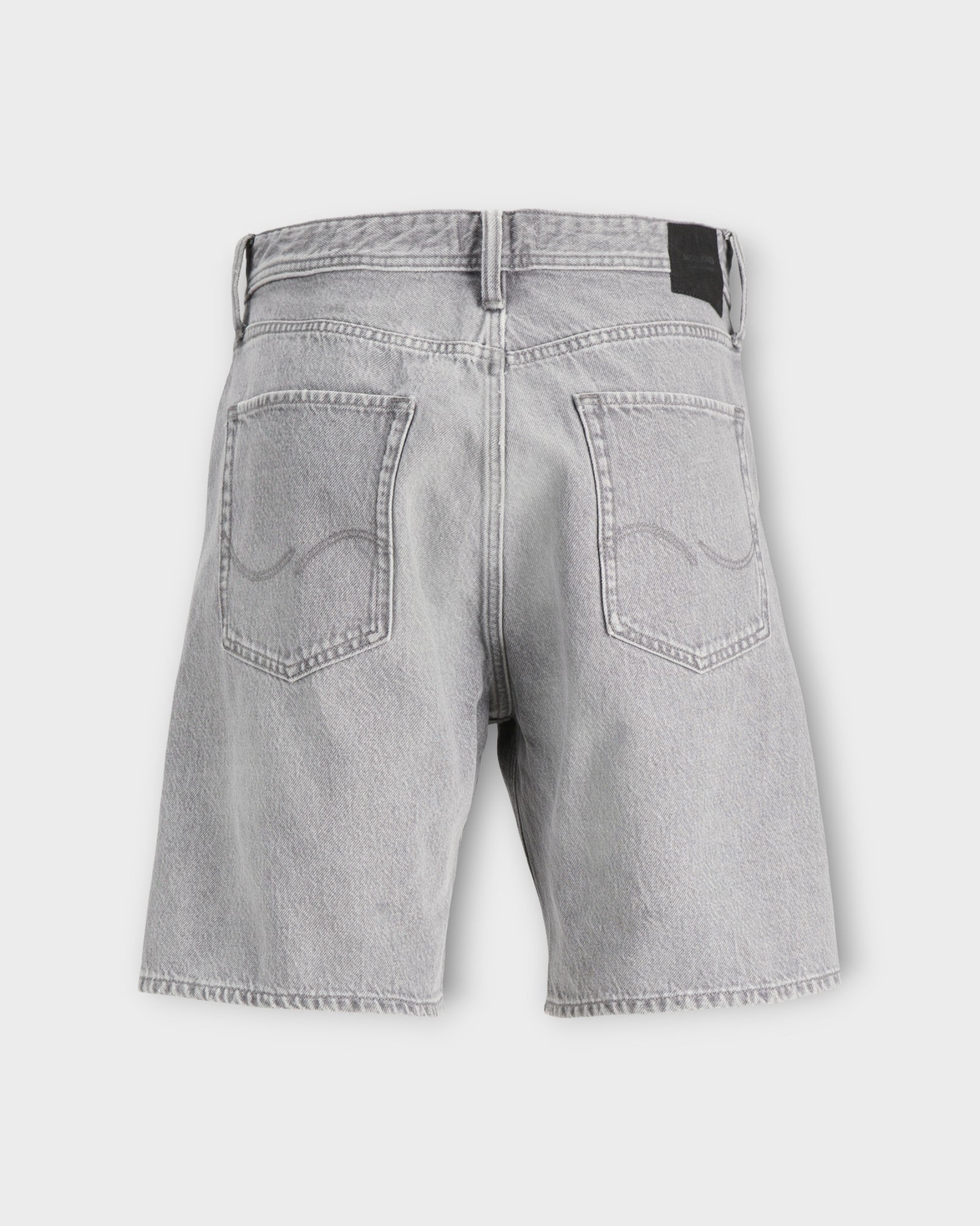 Tony Shorts SBD 331 SN Grey Denim fra Jack and Jones. Grå baggy denim shorts til mænd. Her set bagfra.