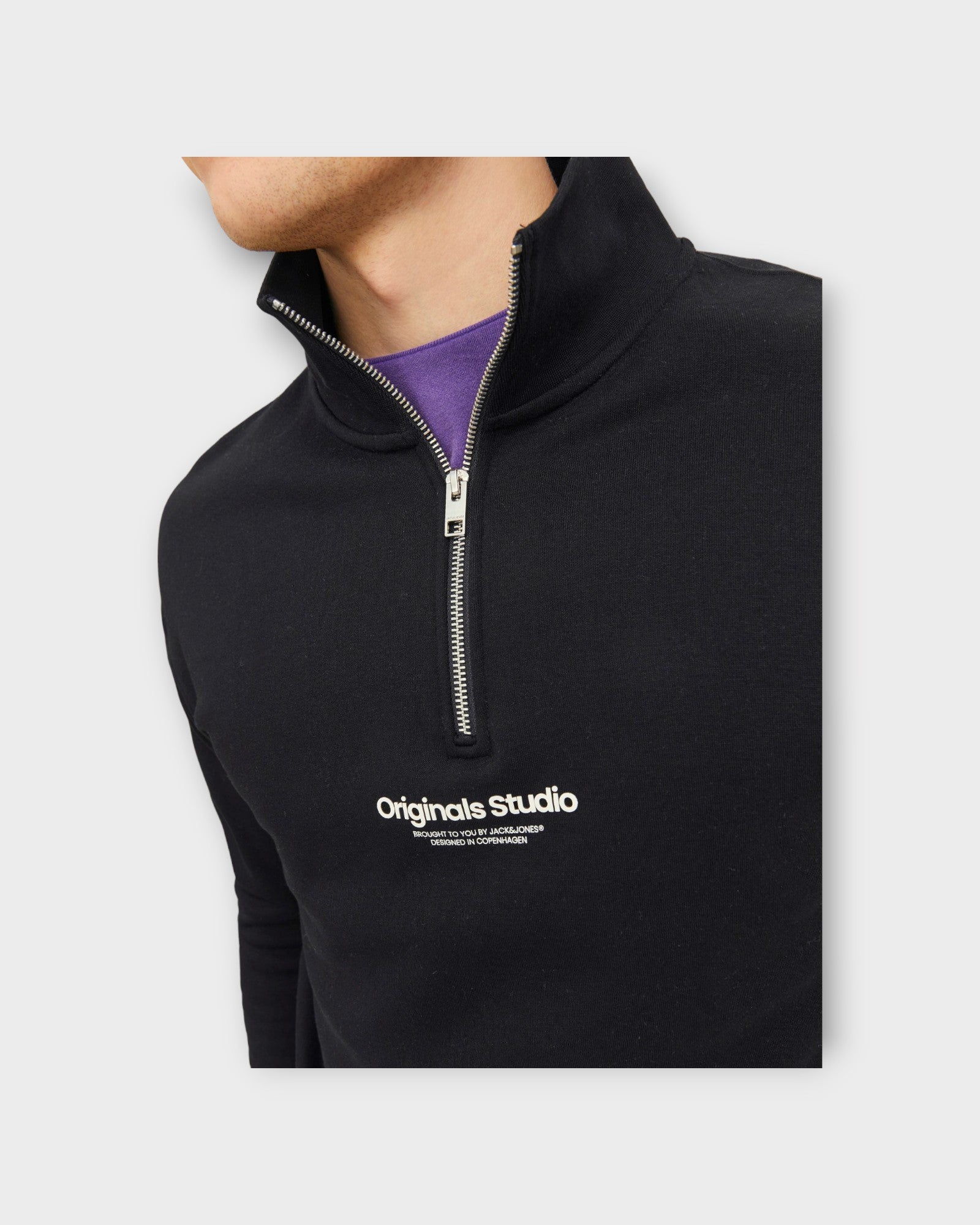 Vesterbro Sweat Quarter Zip Hn Black - Sort Jack and Jones Sweatshirt med kort lynlås. Her ses logoet.