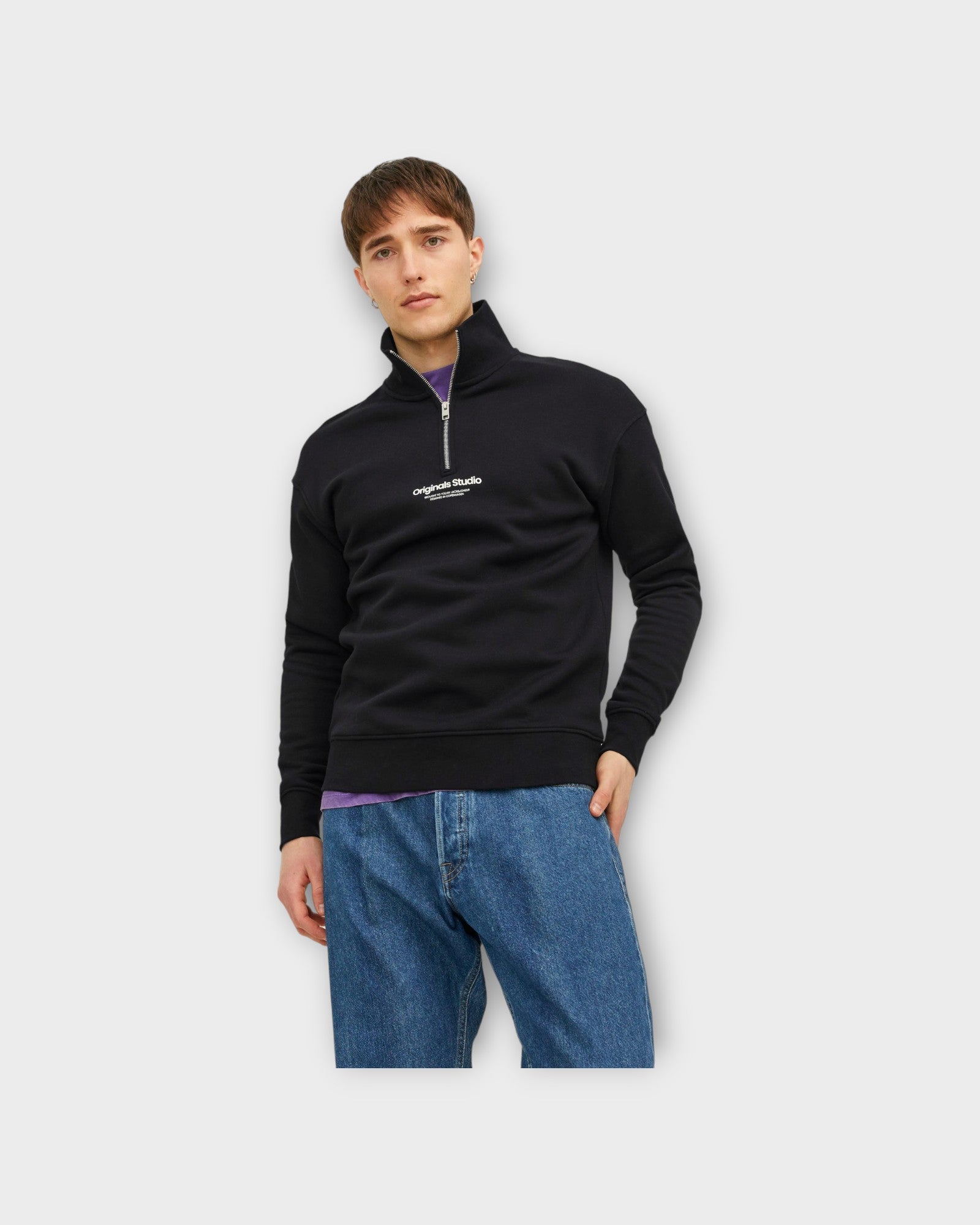 Vesterbro Sweat Quarter Zip Hn Black - Sort Jack and Jones Sweatshirt med kort lynlås. Her set på model forfra.