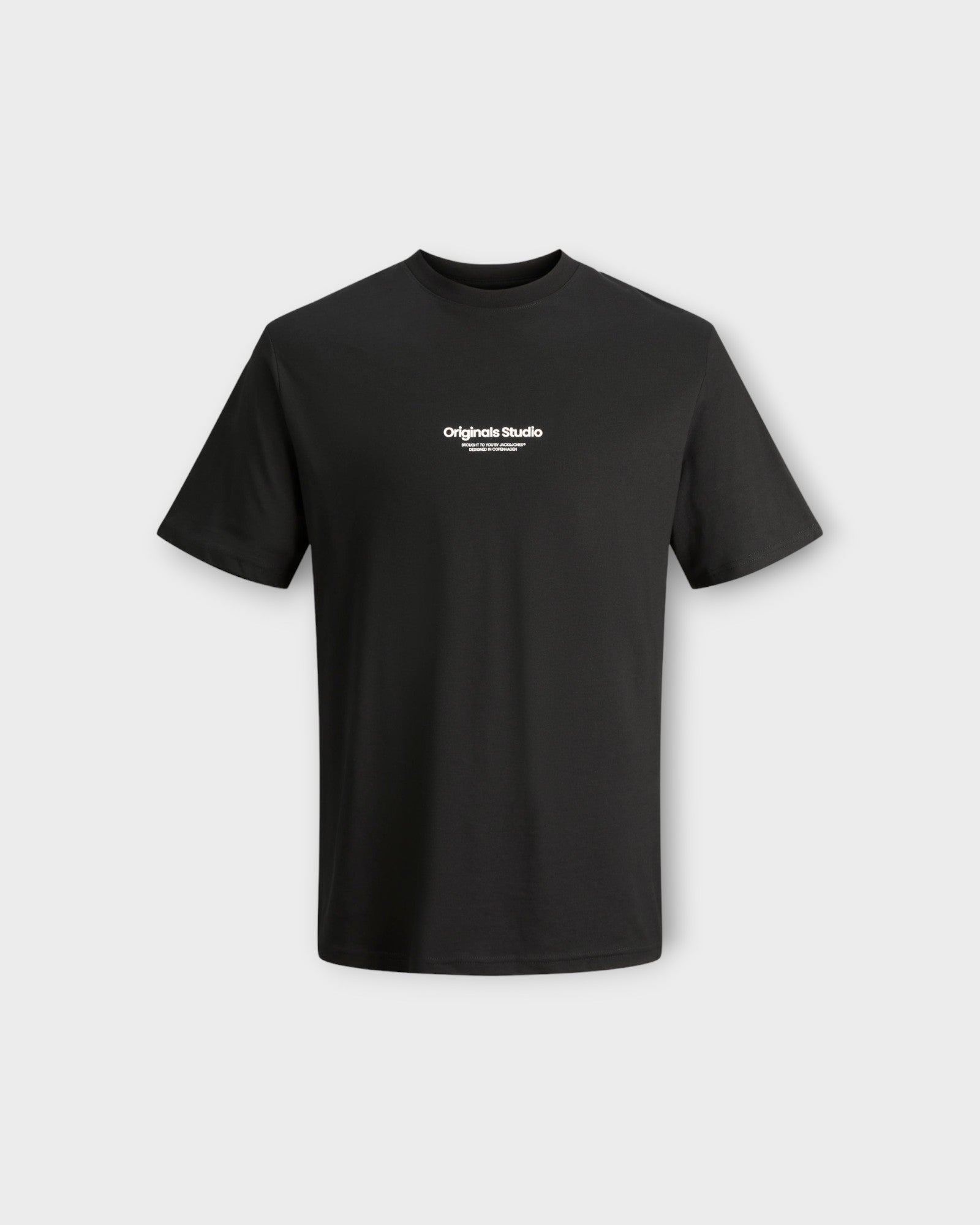 Vesterbro Tee Ss Crew Neck Black - Sort Jack & Jones T-shirt  til mænd med studio logo. Her set forfra.