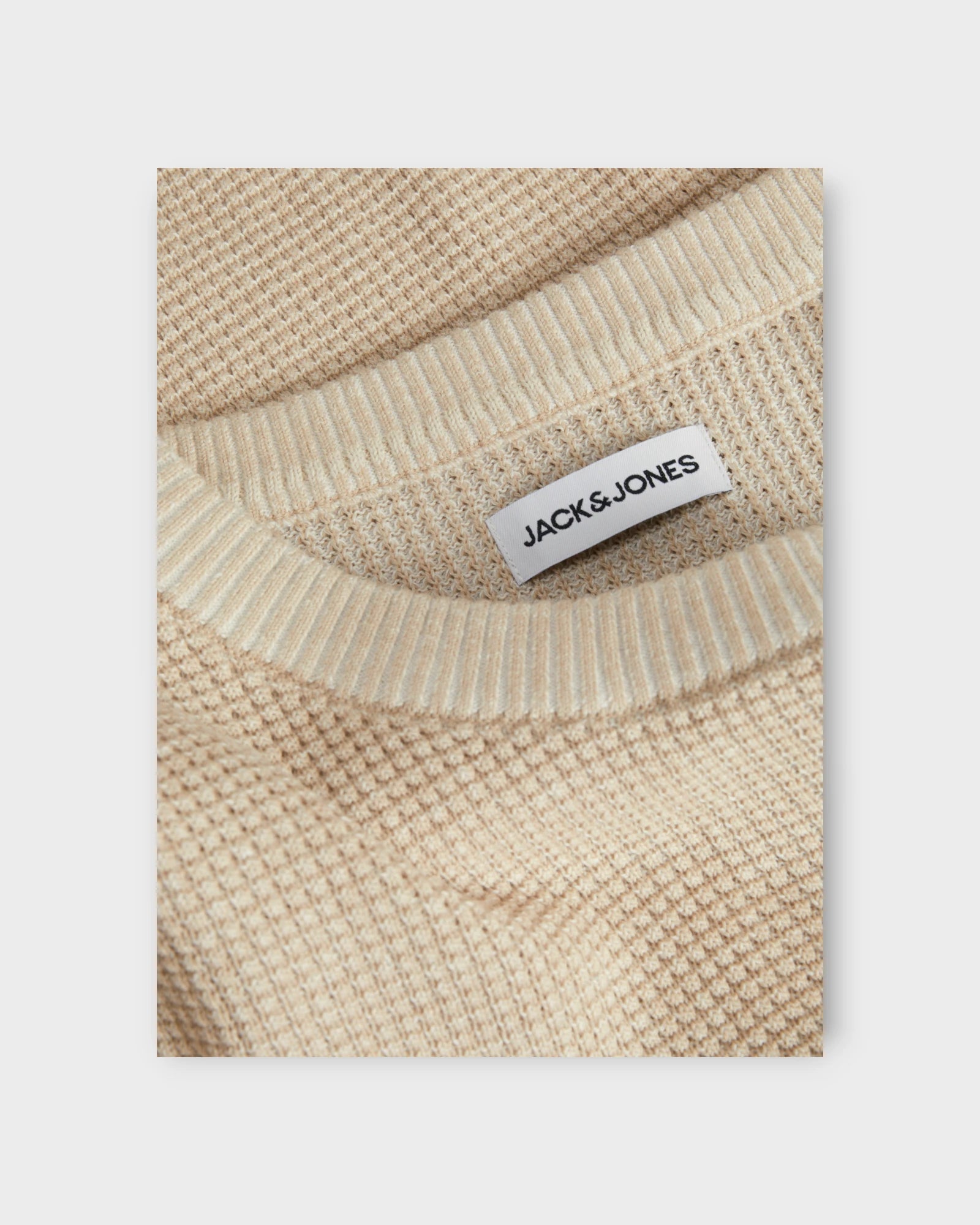 Walter Knit Relaxed Crew Neck Oxford Tan/White - Jack & Jones Strik til Mænd. Her ses nakke label