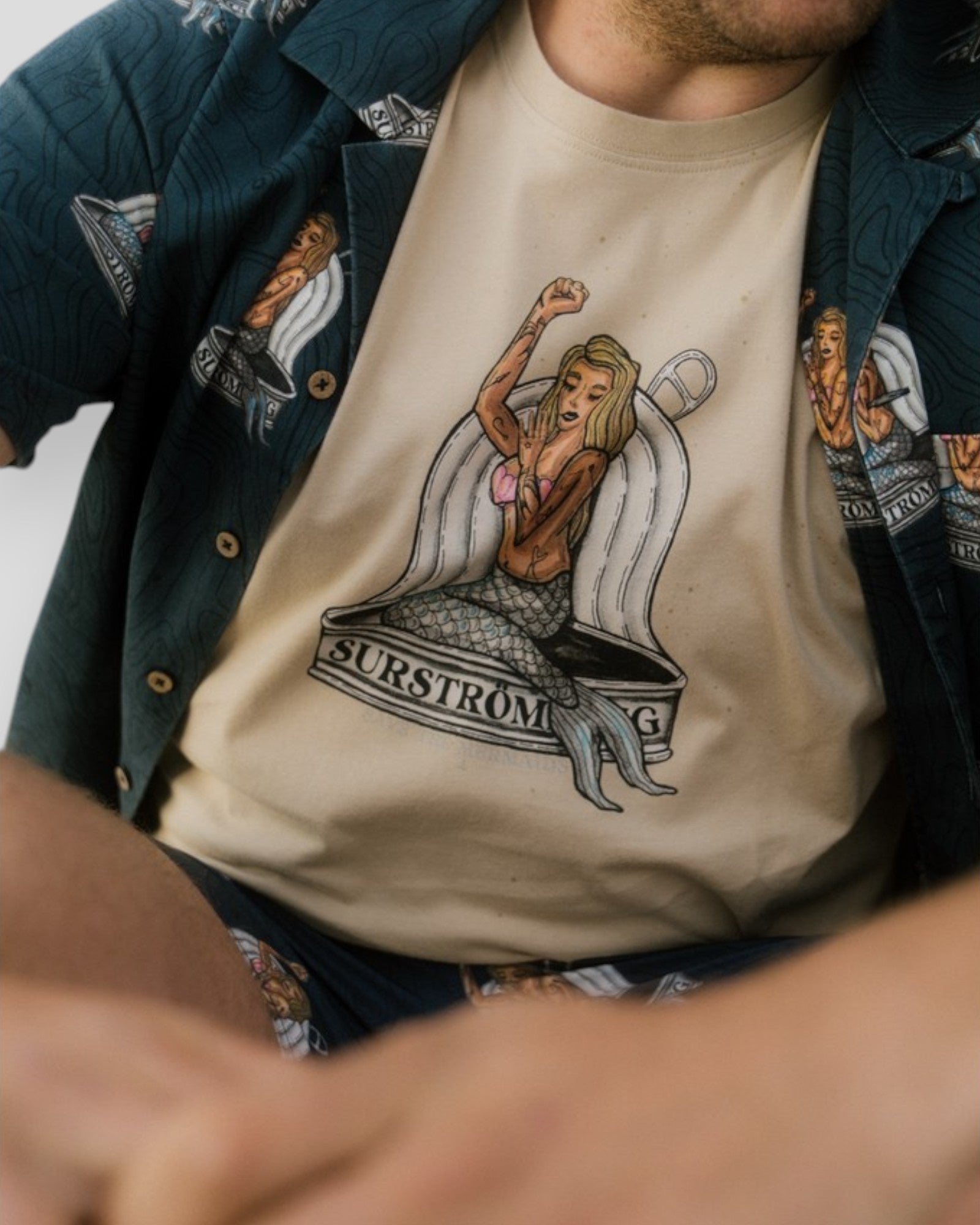 Lakor Save The Mermaids kortærmet skjorte i midnight navy med marinblå farve og maritime print, vist på model.