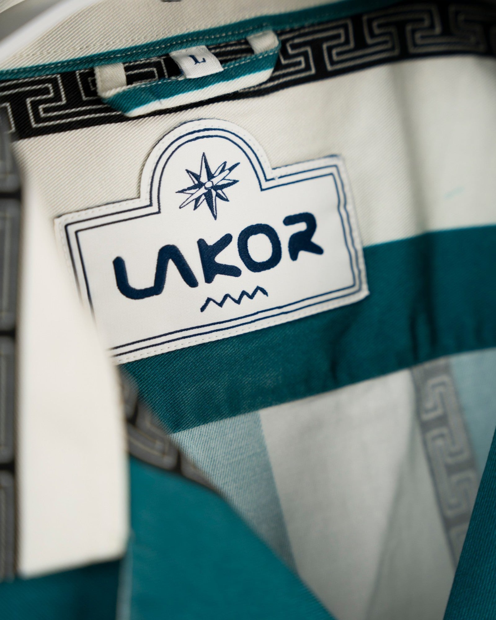 Lakor sportskort bluse i havblå med striber, kortærmet herre T-shirt med afslappet pasform, sportstil.