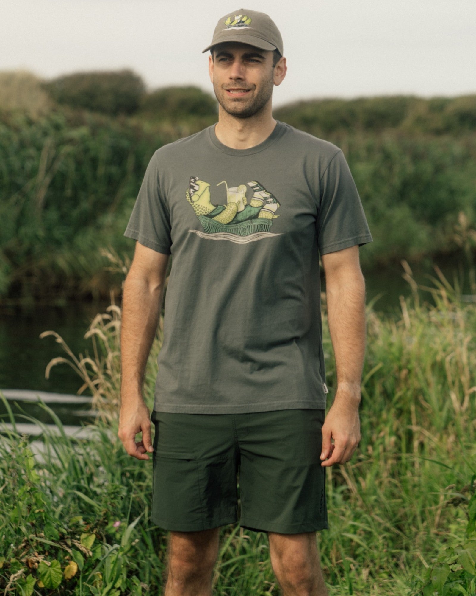 Lakor Slow Flow Tee in Urban Chic style, showing a casual, lightweight cotton t-shirt with a relaxed fit and modern design.