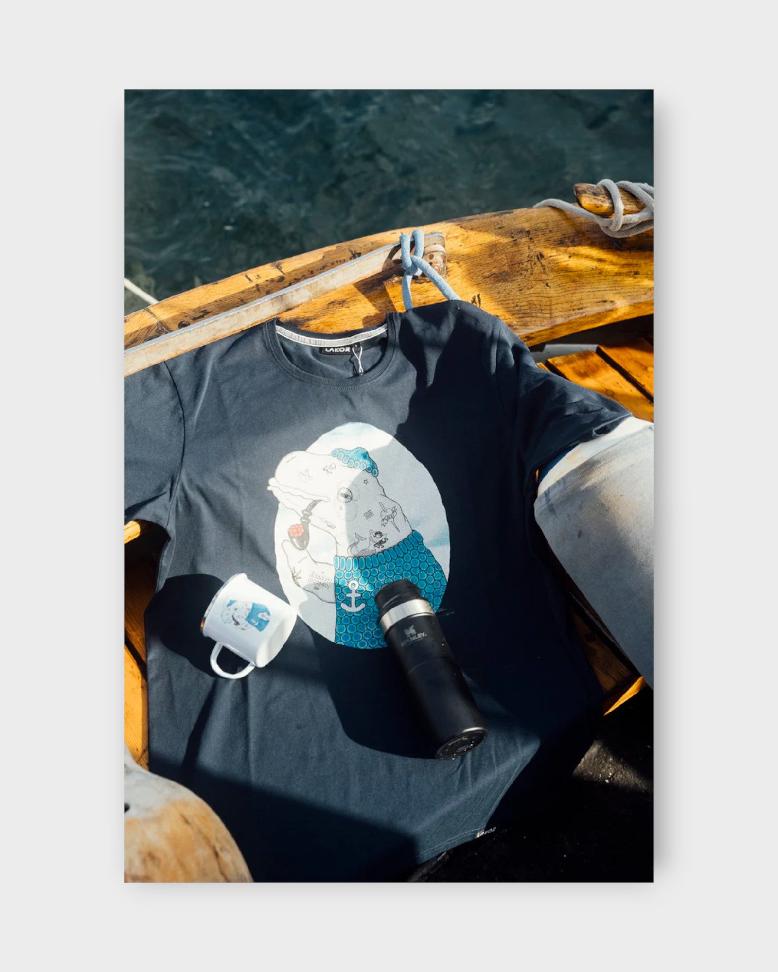 Badass Beluga T-shirt Blueberry - Blå Printet Lakor Soulwear T-shirt til Mænd. Her set i closeup.