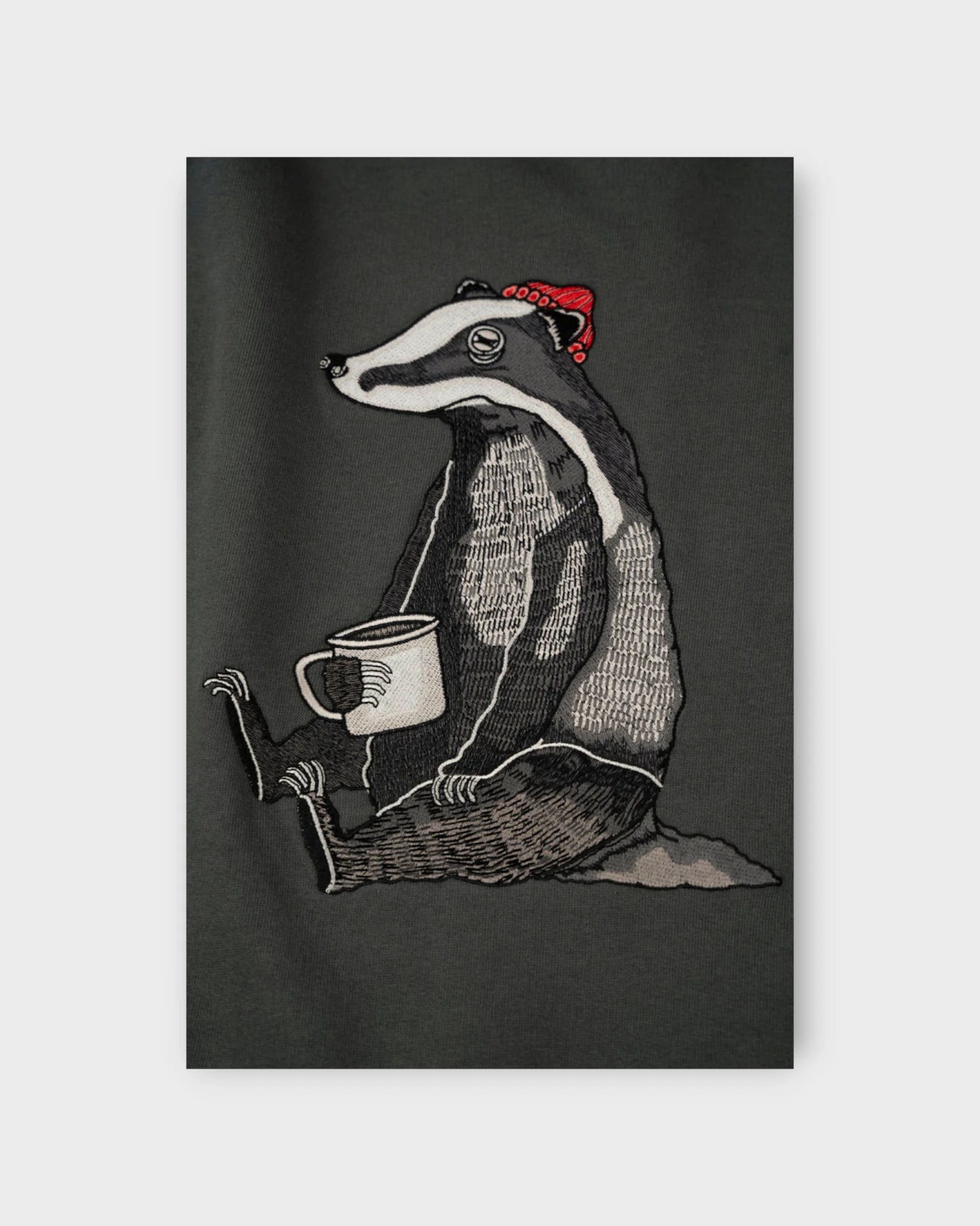 Badger Coffee Crewneck Urban Chic - Grøn Broderet Lakor Sweatshirt til Mænd. Her set i closeup.