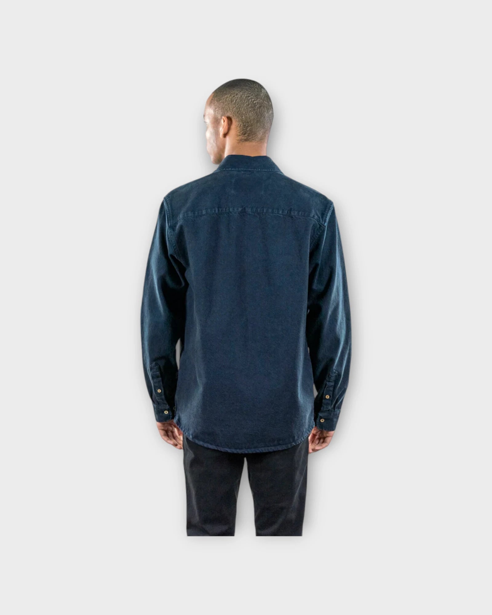 Knokkel Shirt Navy - Mørkeblå Lakor Herre Skjorte. Her set på model bagfra.