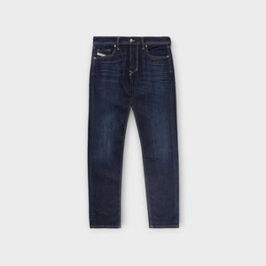 Diesel Larkee Beex jeans i blå denim, vises forfra med klassisk pasform og synlige syninger, modne og stilfulde herrejeans.