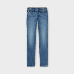 Diesel Larkee Beex jeans i lys blå farve, foran visning, med klassisk pasform og synlige syninger.
