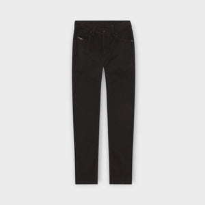 Diesel Larkee Beex jeans i sort med klassisk pasform og synligt denim-design, vist forfra.