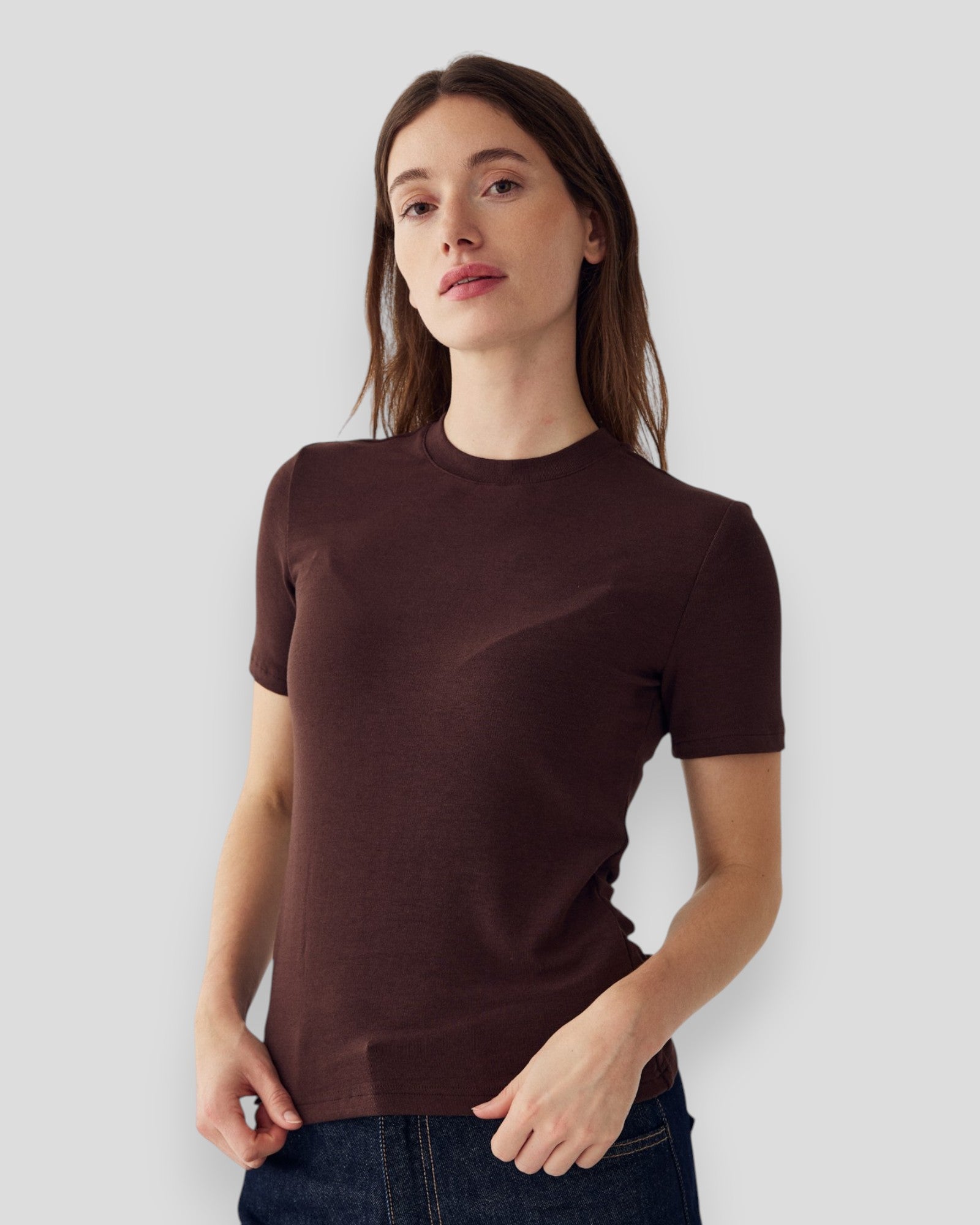 Noella Lidie SS top i chokoladefarve, let og stilfuld t-shirt med kort ærme og rund hals, vist på mannequin.