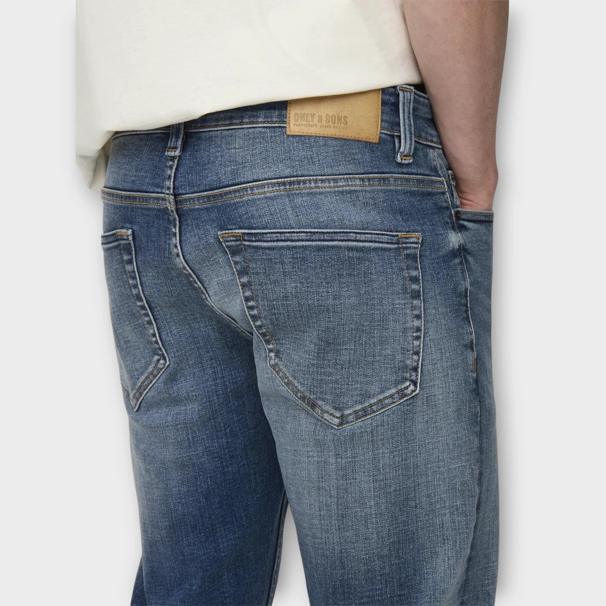Loom Jax Dbd Jeans Medium Blue Denim, Only and Sons Jeans til mænd. Her sets jeansene i et closeup bagfra.