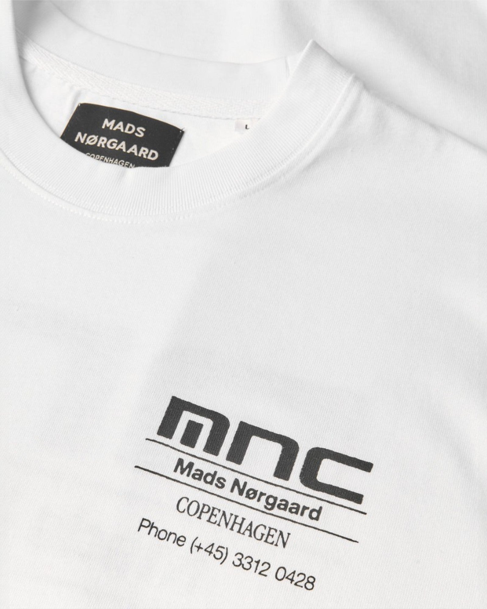 Mads Nørgaard Cotton Jersey Frode MNC Tee i White – en stilren hvid t-shirt i høj kvalitet bomuld, perfekt til både casual og smart casual looks.